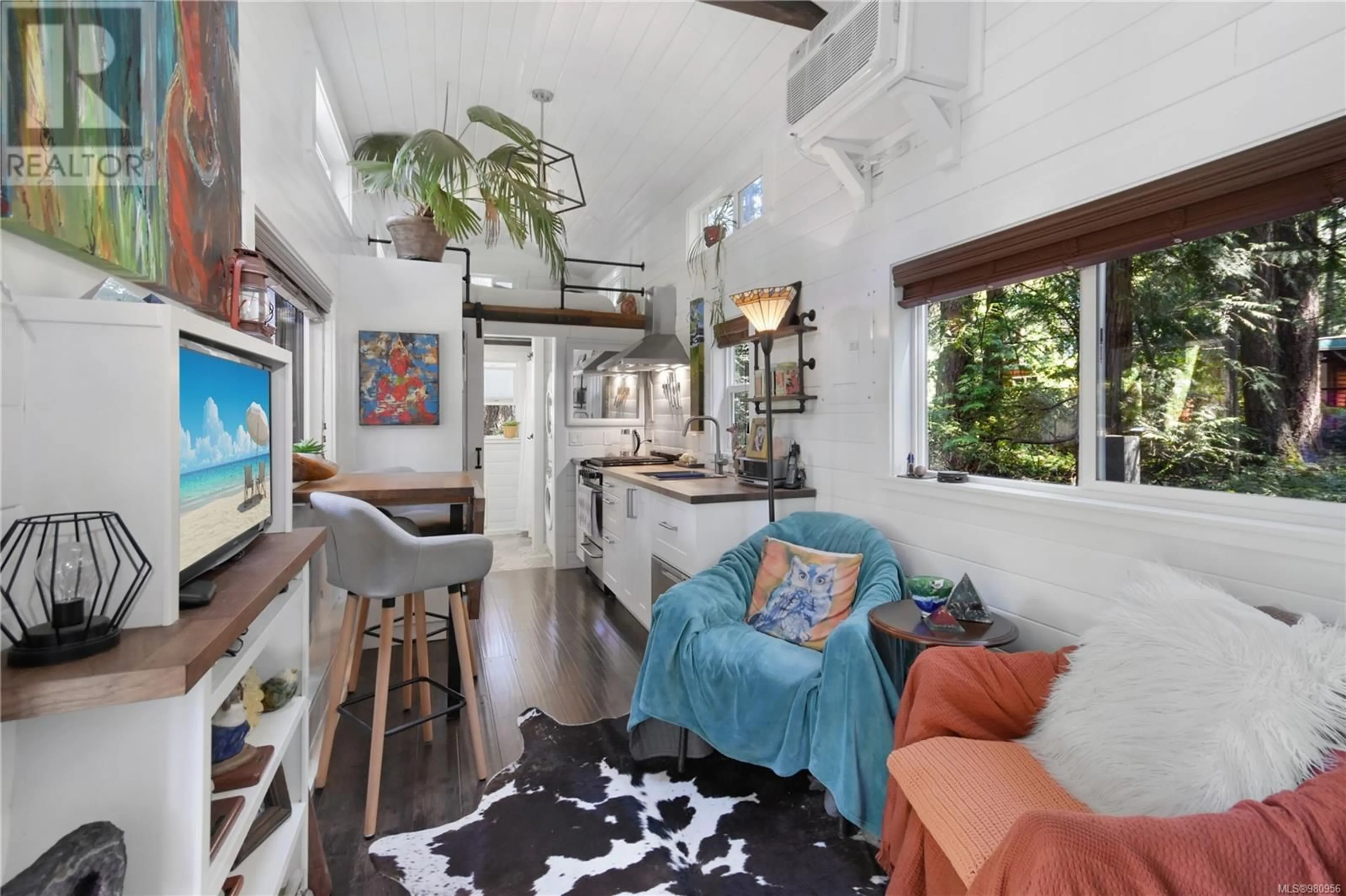 Living room, wood floors for 1030 Jeanette Ave, Gabriola Island British Columbia V0R1X3