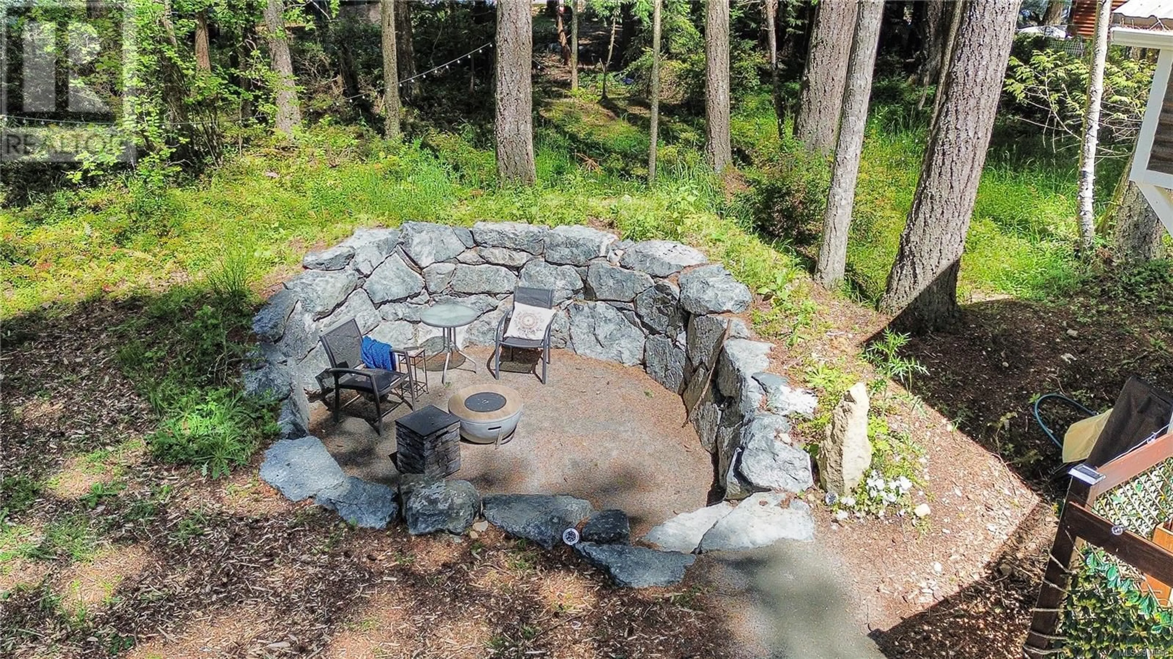 Patio, mountain for 1030 Jeanette Ave, Gabriola Island British Columbia V0R1X3