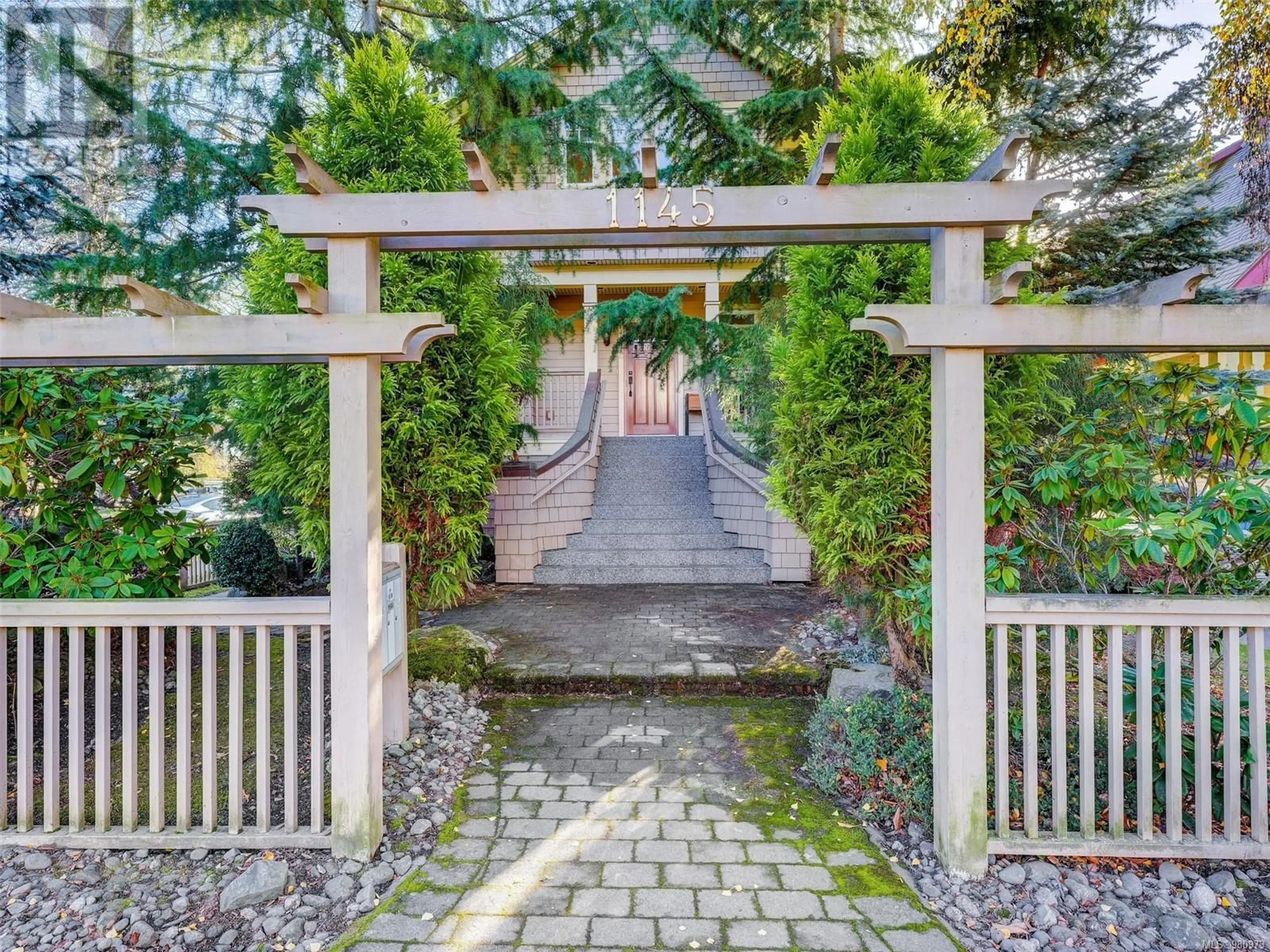 Indoor entryway for 3 1145 Oscar St, Victoria British Columbia V8V2X3