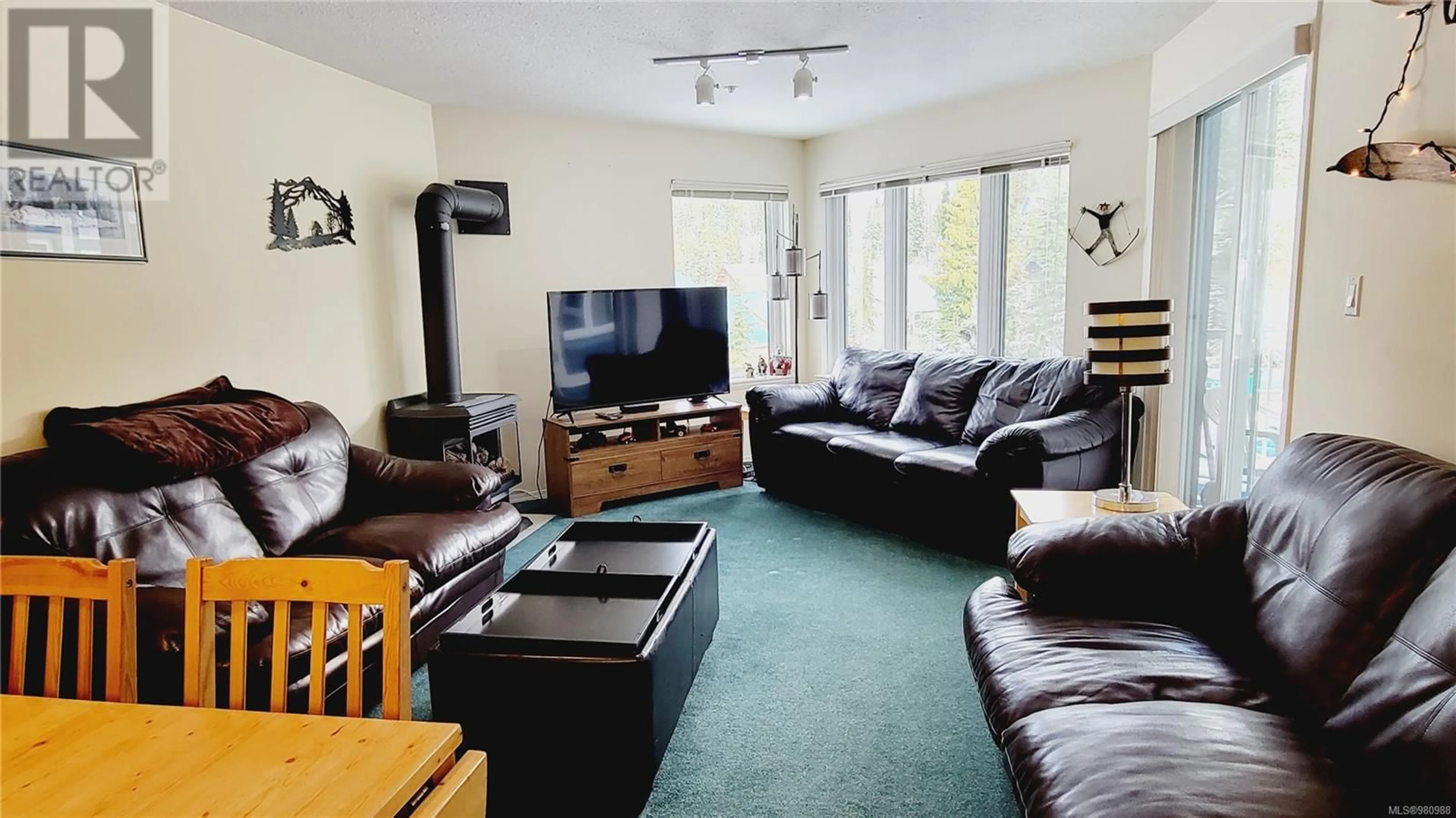 Living room, carpet floors for 113 1320 Henry Rd, Courtenay British Columbia V9J1L0