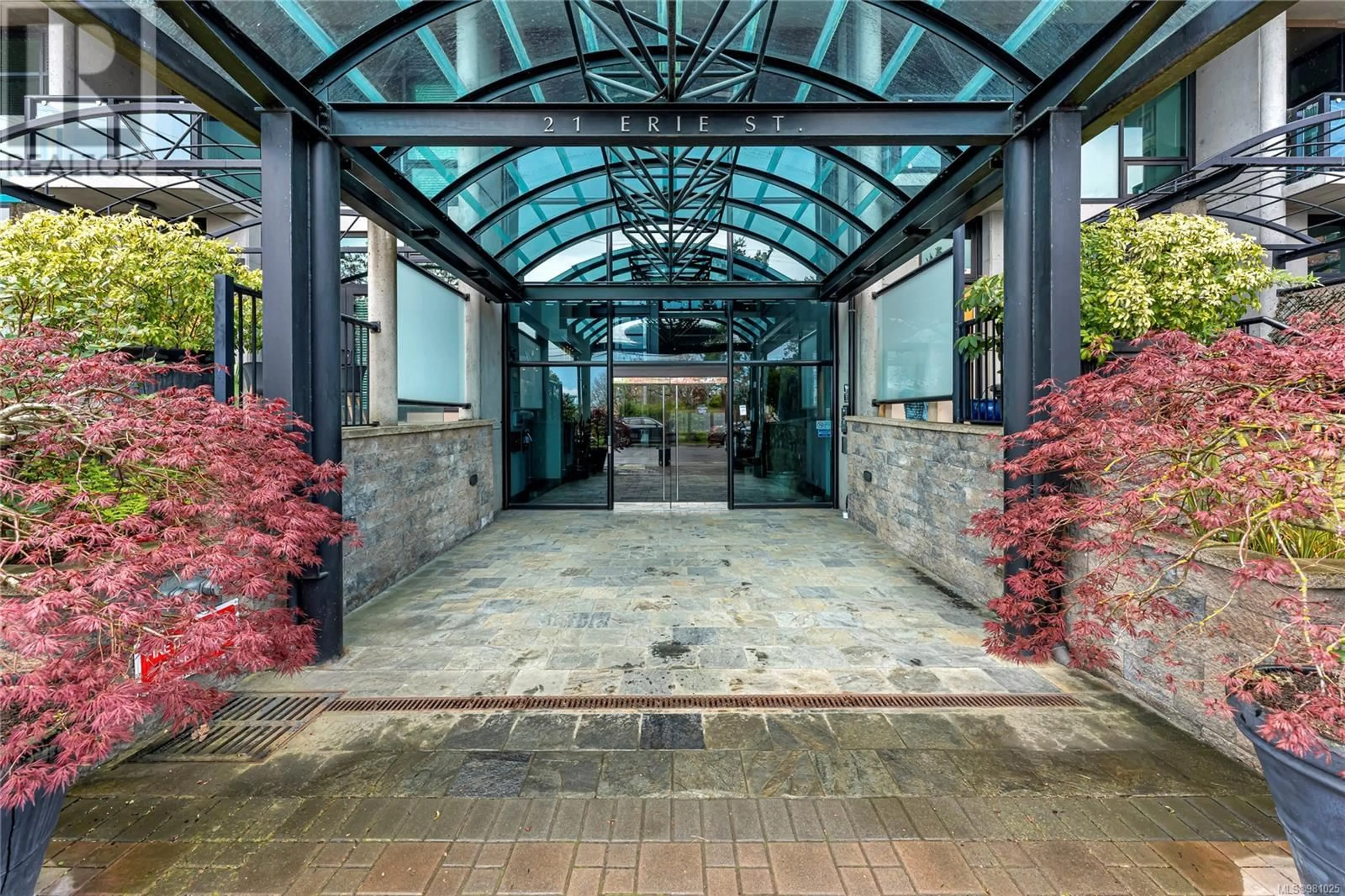 Indoor lobby, ceramic floors for 112 21 Erie St, Victoria British Columbia V8V5A8