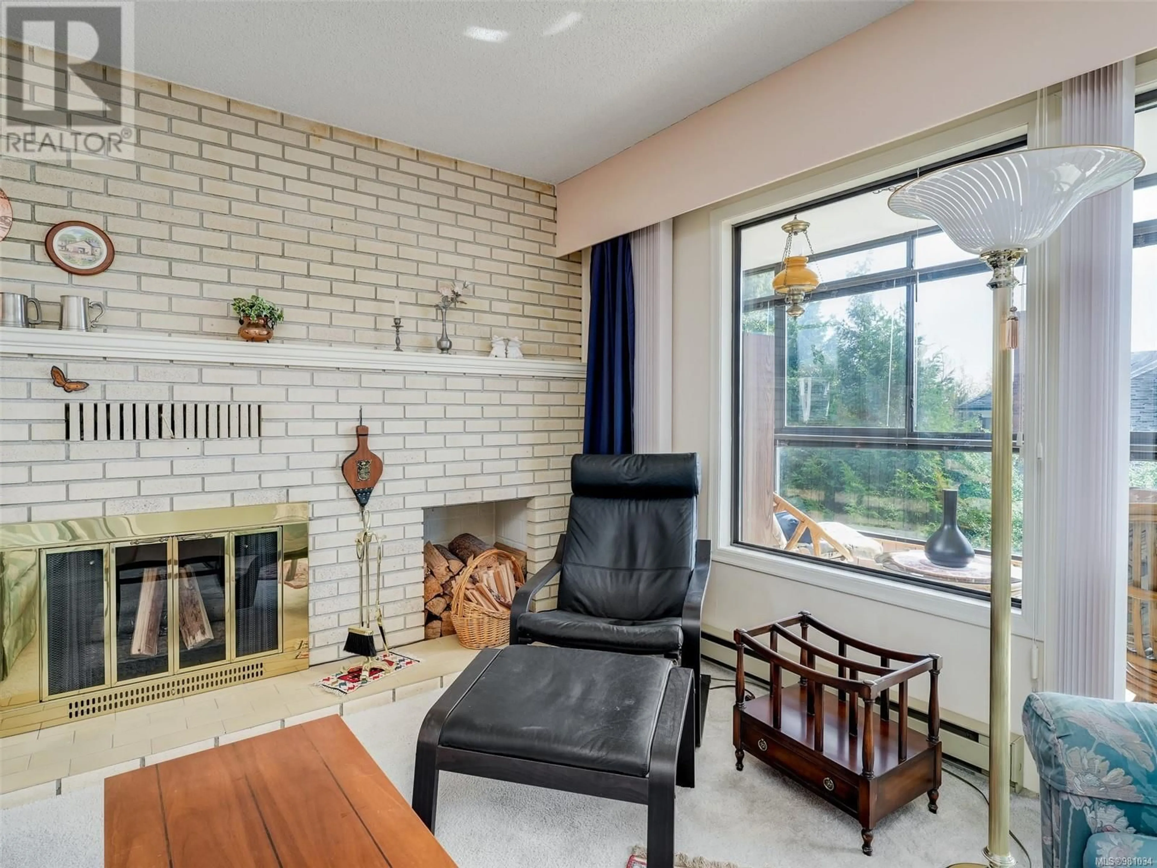 Living room, ceramic floors for 401 420 Linden Ave, Victoria British Columbia V8V4G3