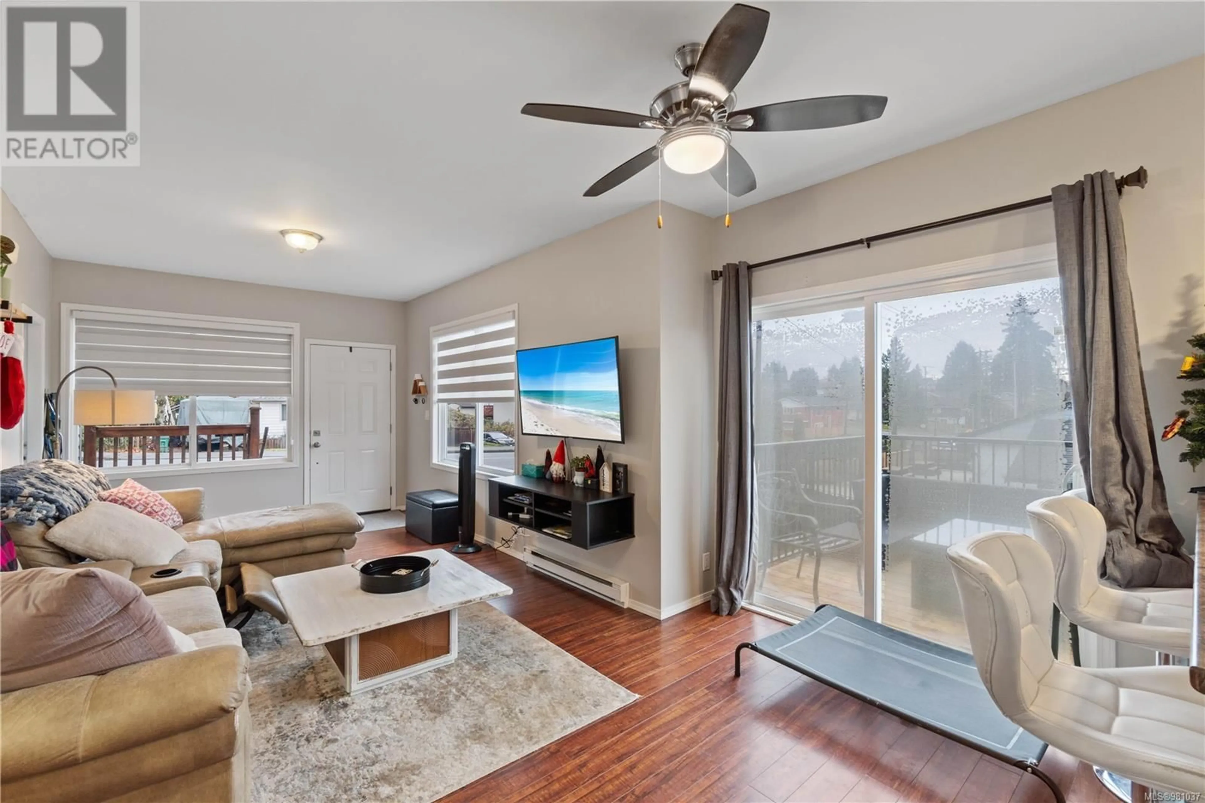 Living room, wood floors for 847 Victoria Rd, Nanaimo British Columbia V9R4R7