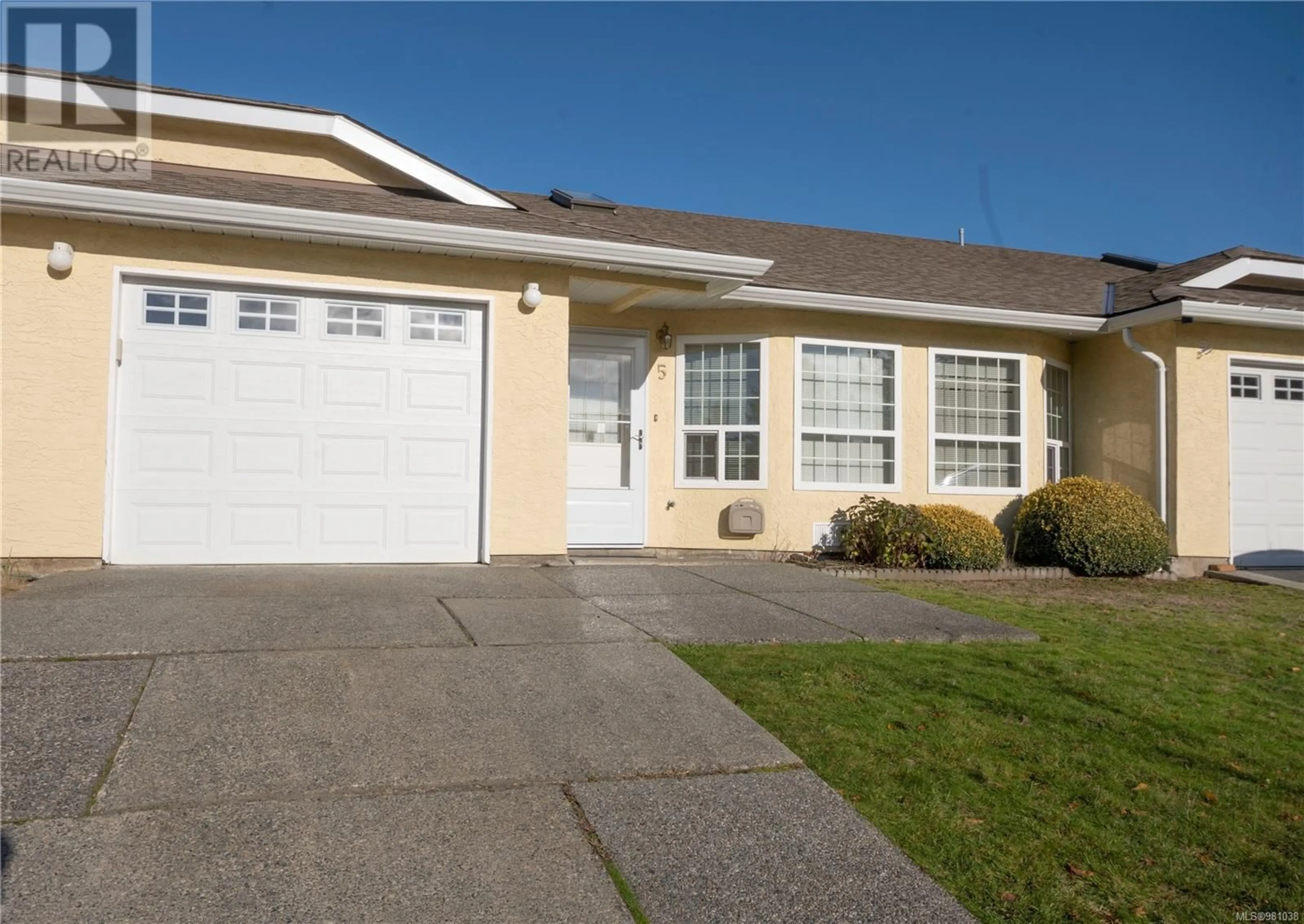 Frontside or backside of a home, the street view for 5 4750 Uplands Dr, Nanaimo British Columbia V9T5V1