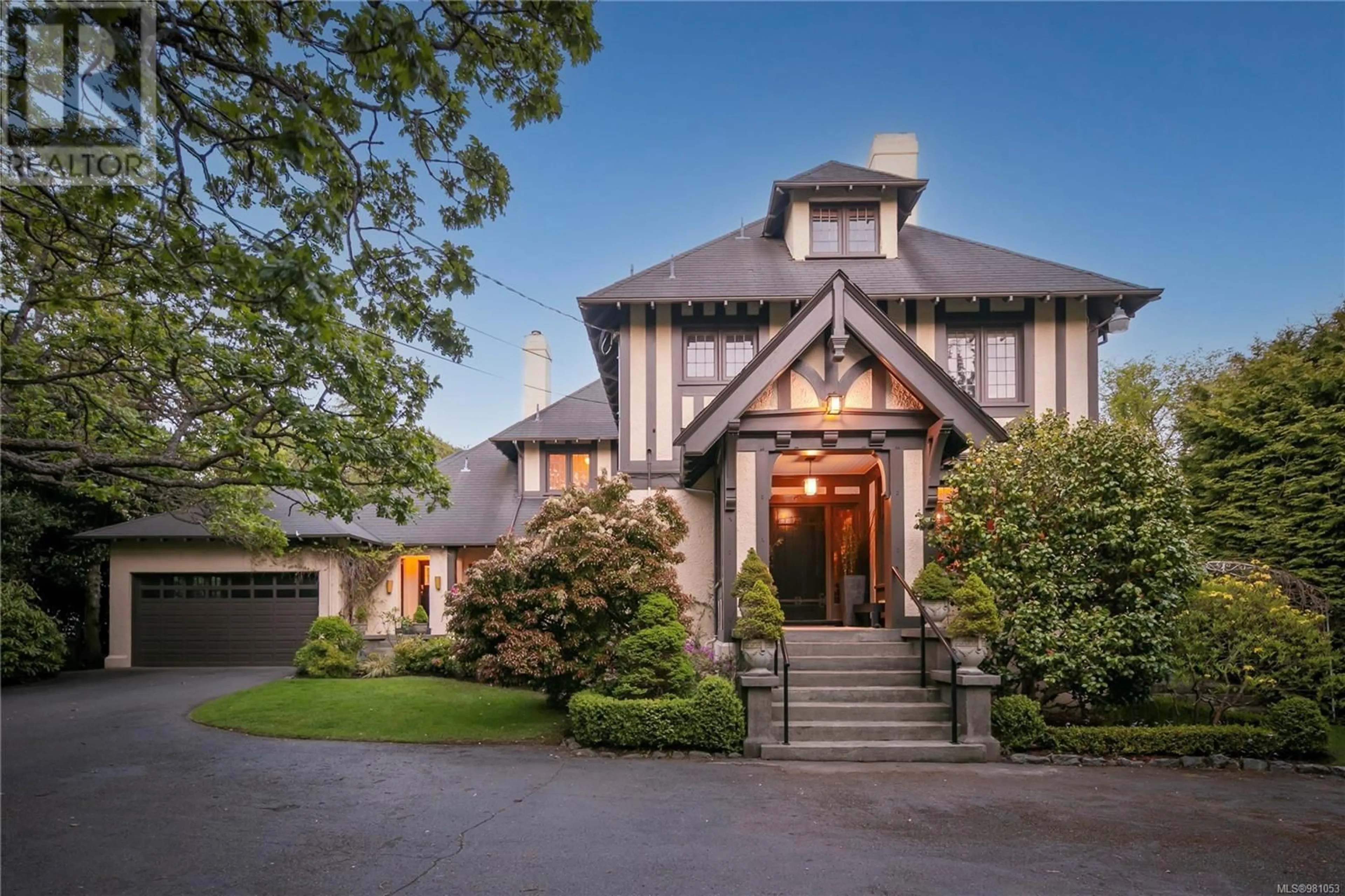 Indoor foyer, wood floors for 611 Foul Bay Rd, Victoria British Columbia V8S4H2