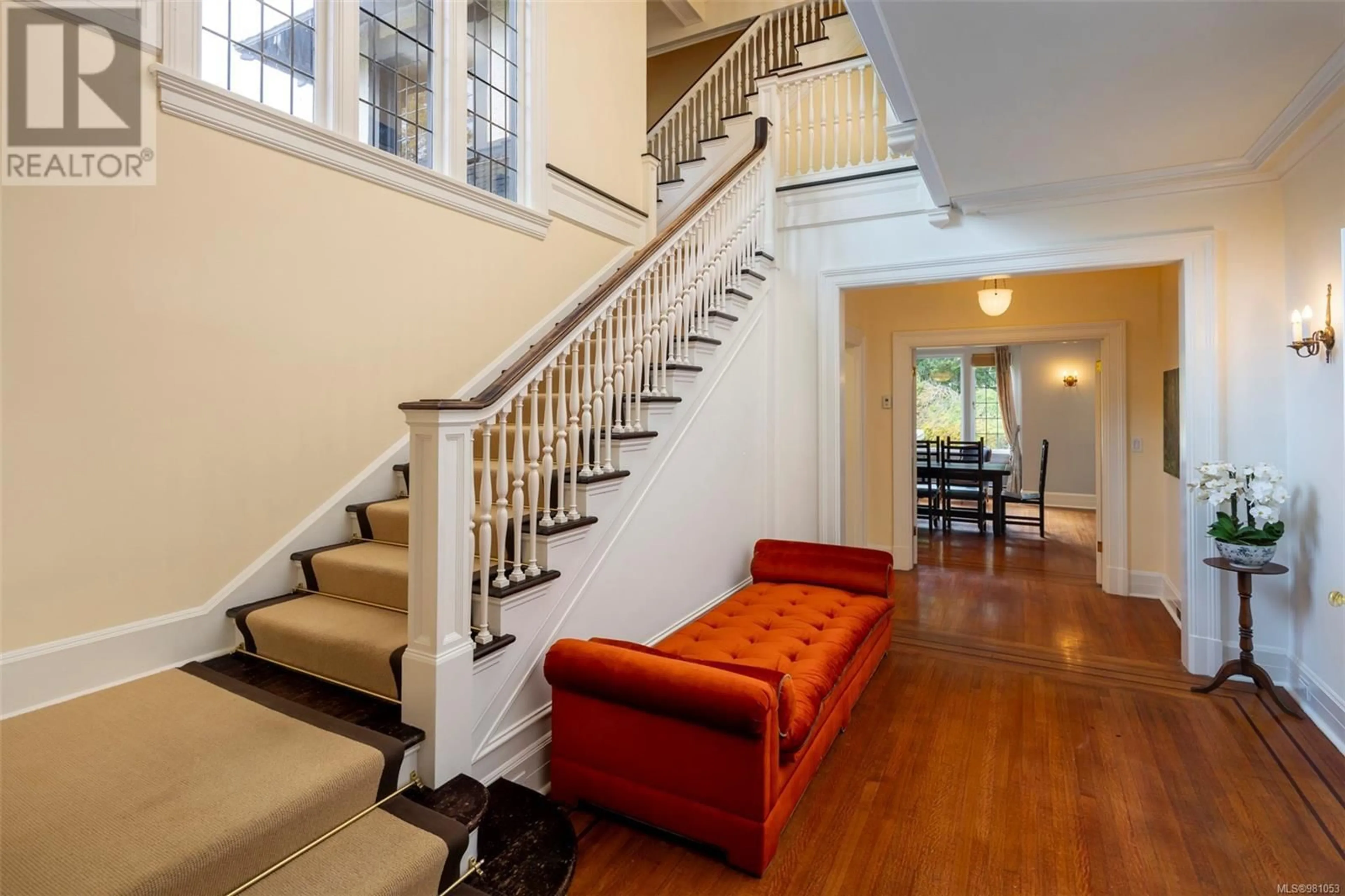 Indoor foyer, wood floors for 611 Foul Bay Rd, Victoria British Columbia V8S4H2