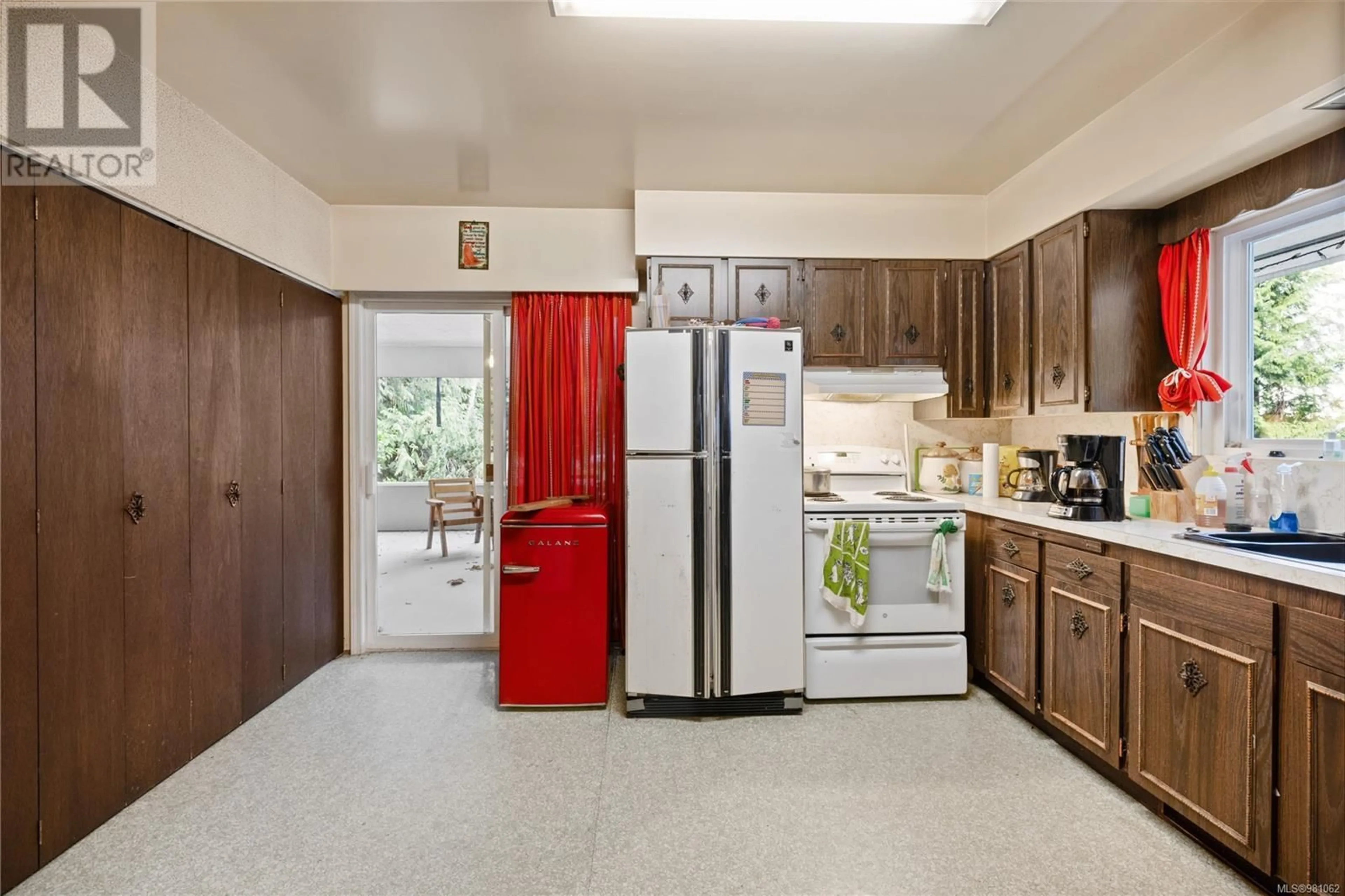 Kitchen, wood floors, cottage for 5611/5621 Hammond Bay Rd, Nanaimo British Columbia V9T5N2