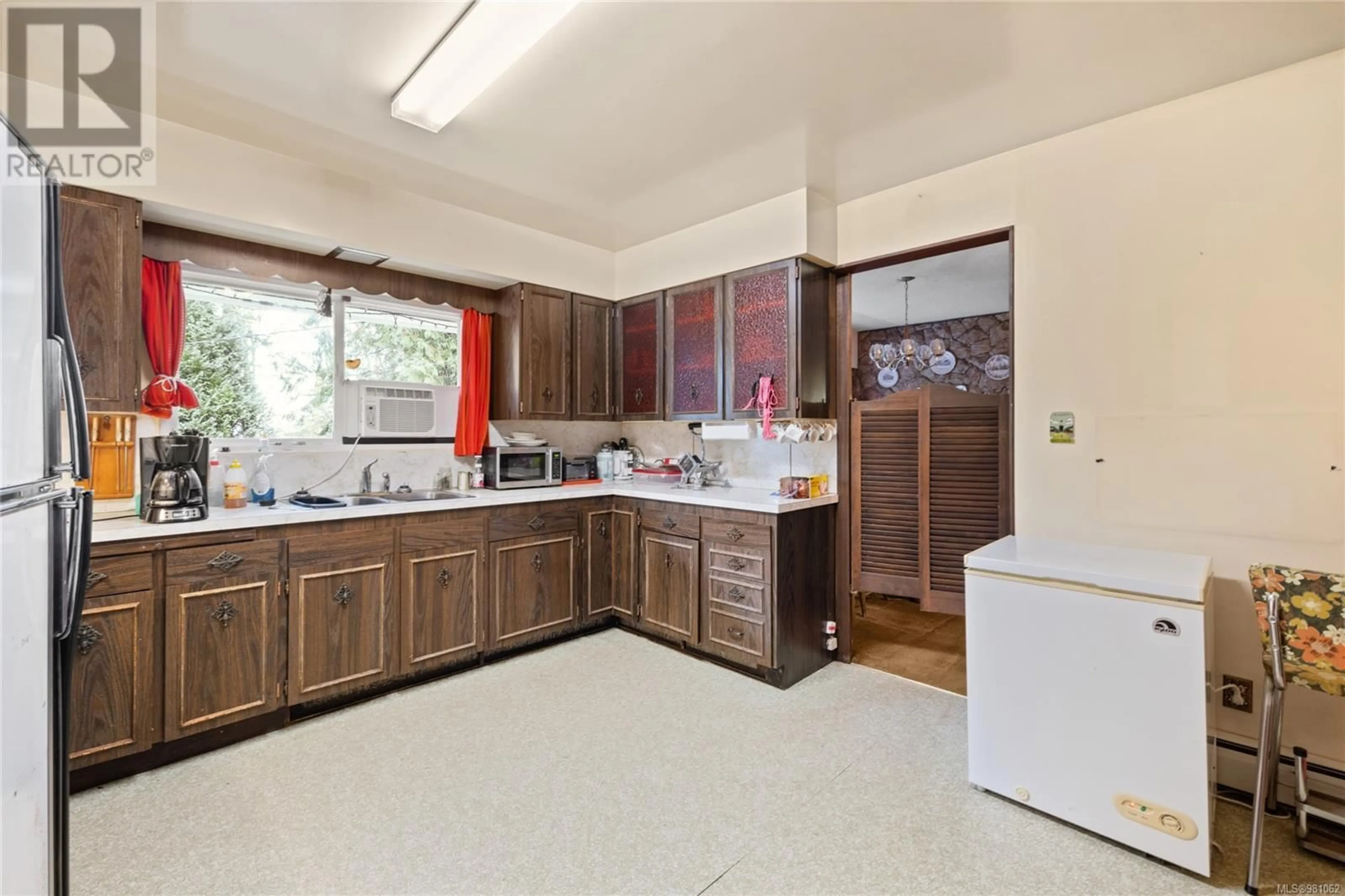 Standard kitchen, wood floors, cottage for 5611/5621 Hammond Bay Rd, Nanaimo British Columbia V9T5N2