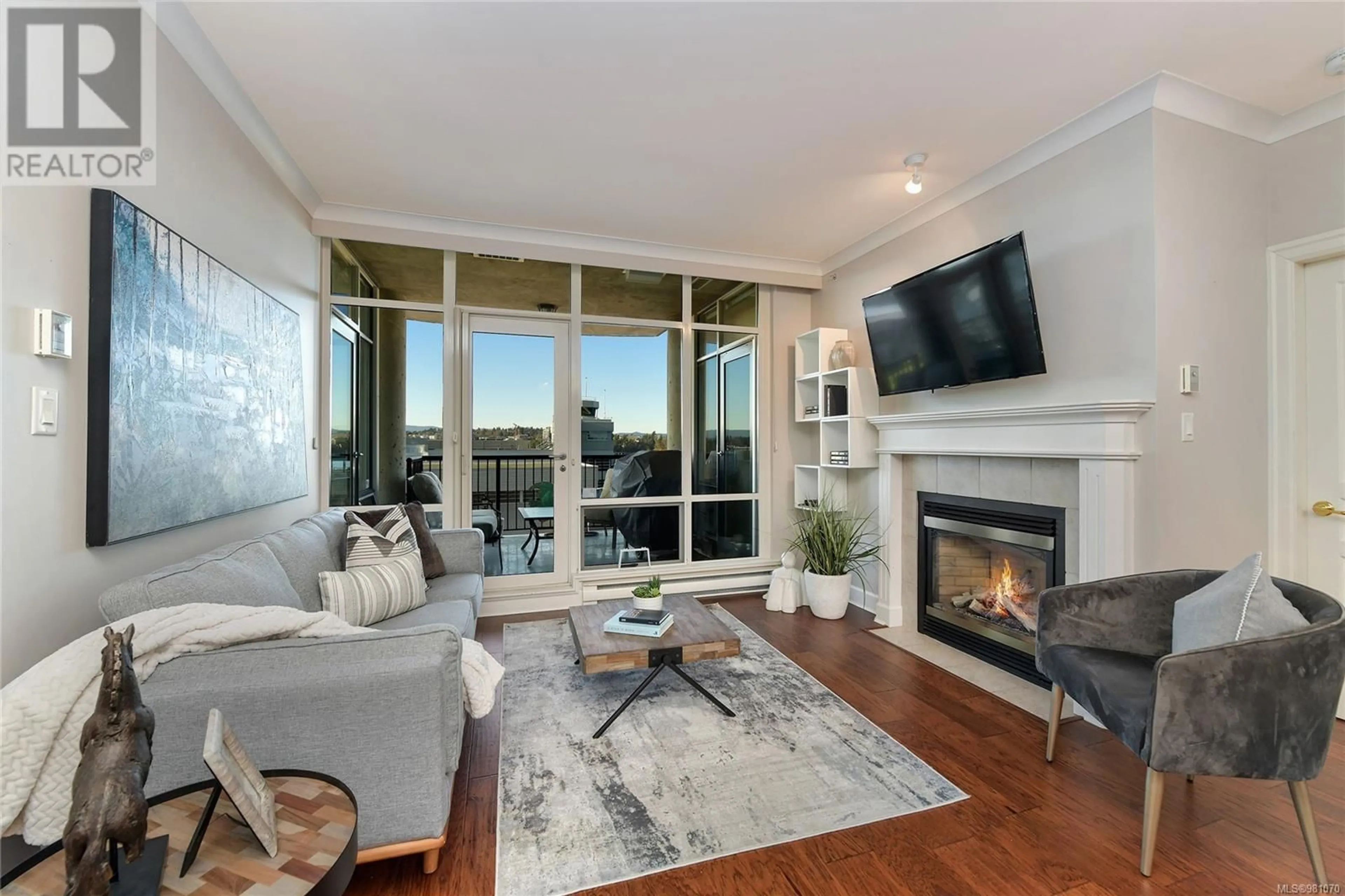 Living room, wood floors for 508 21 DALLAS Rd, Victoria British Columbia V8V4Z9