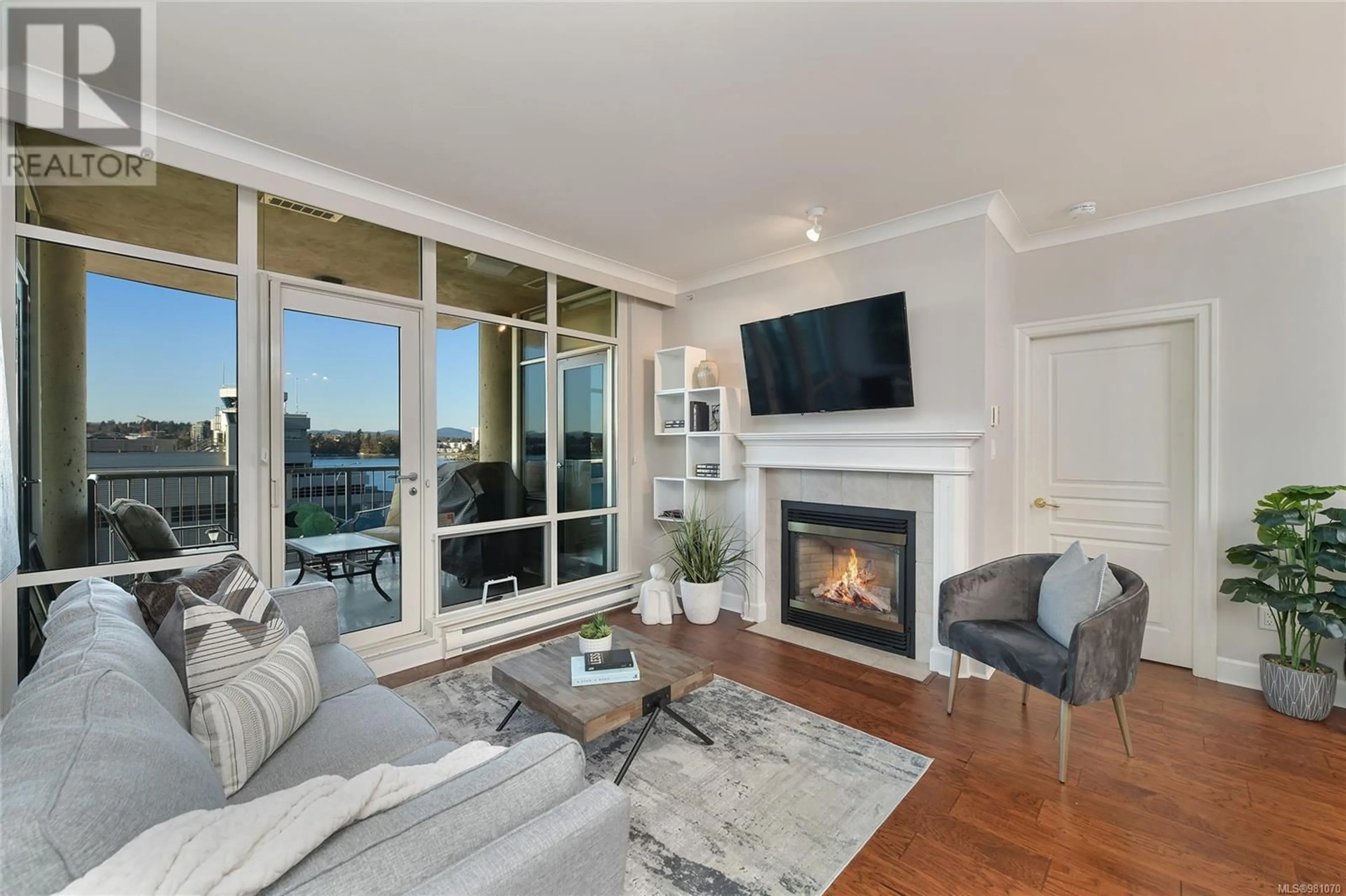 Living room, wood floors for 508 21 DALLAS Rd, Victoria British Columbia V8V4Z9