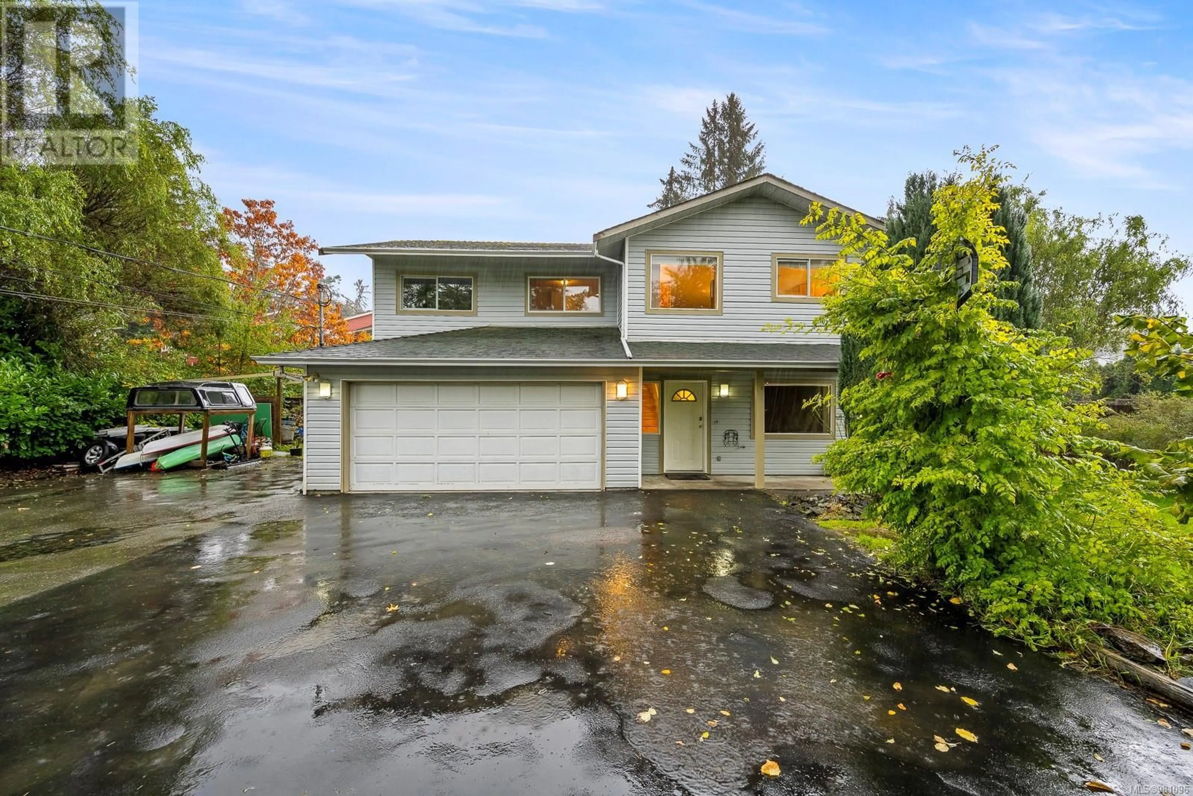 Home with vinyl exterior material, street for 427 HARROGATE ROAD, Campbell River British Columbia V9W1W1