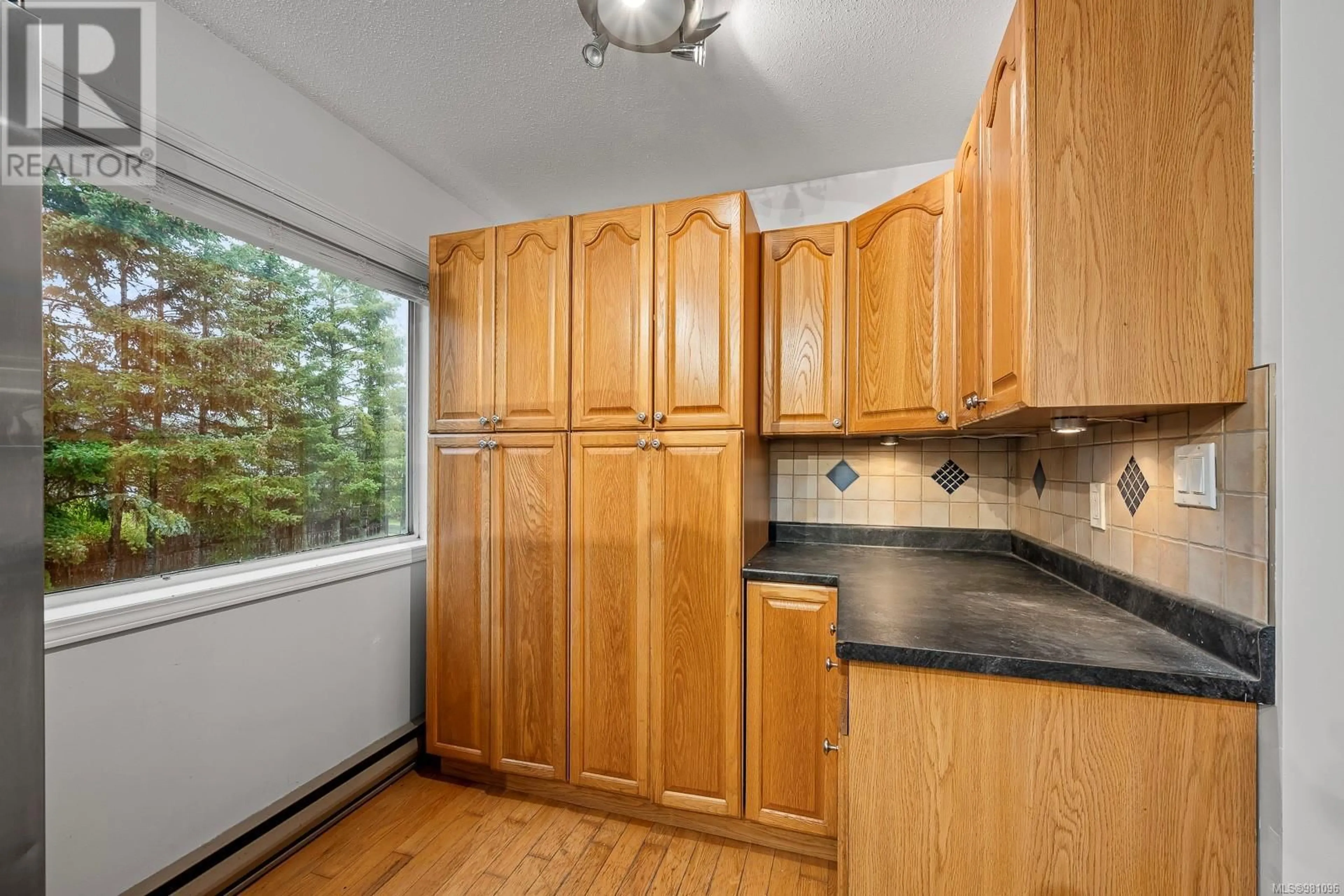 Standard kitchen, wood/laminate floor for 427 HARROGATE ROAD, Campbell River British Columbia V9W1W1