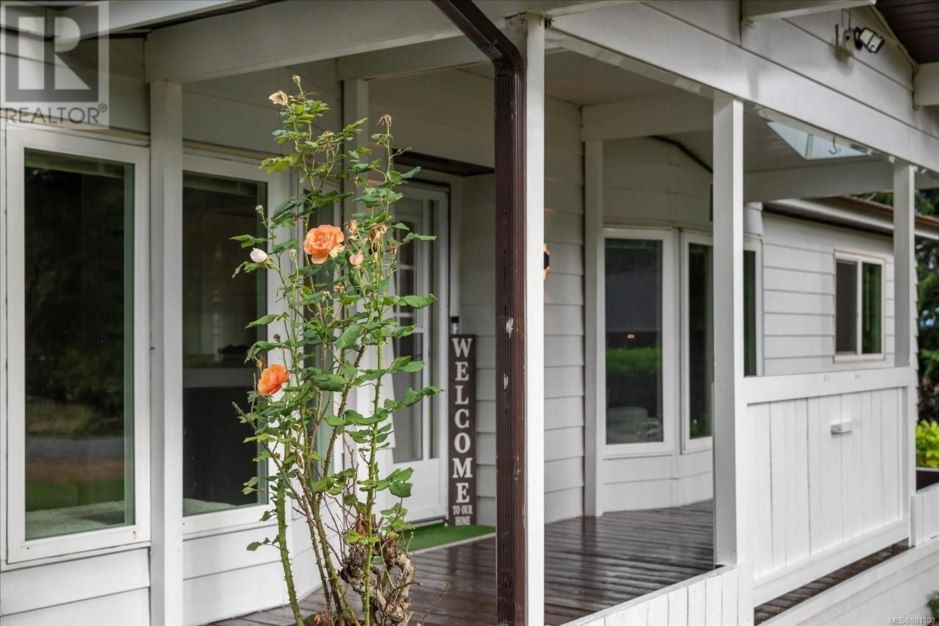 Indoor entryway, wood floors for 6913 Eastwind Dr, Lantzville British Columbia V0R2H0