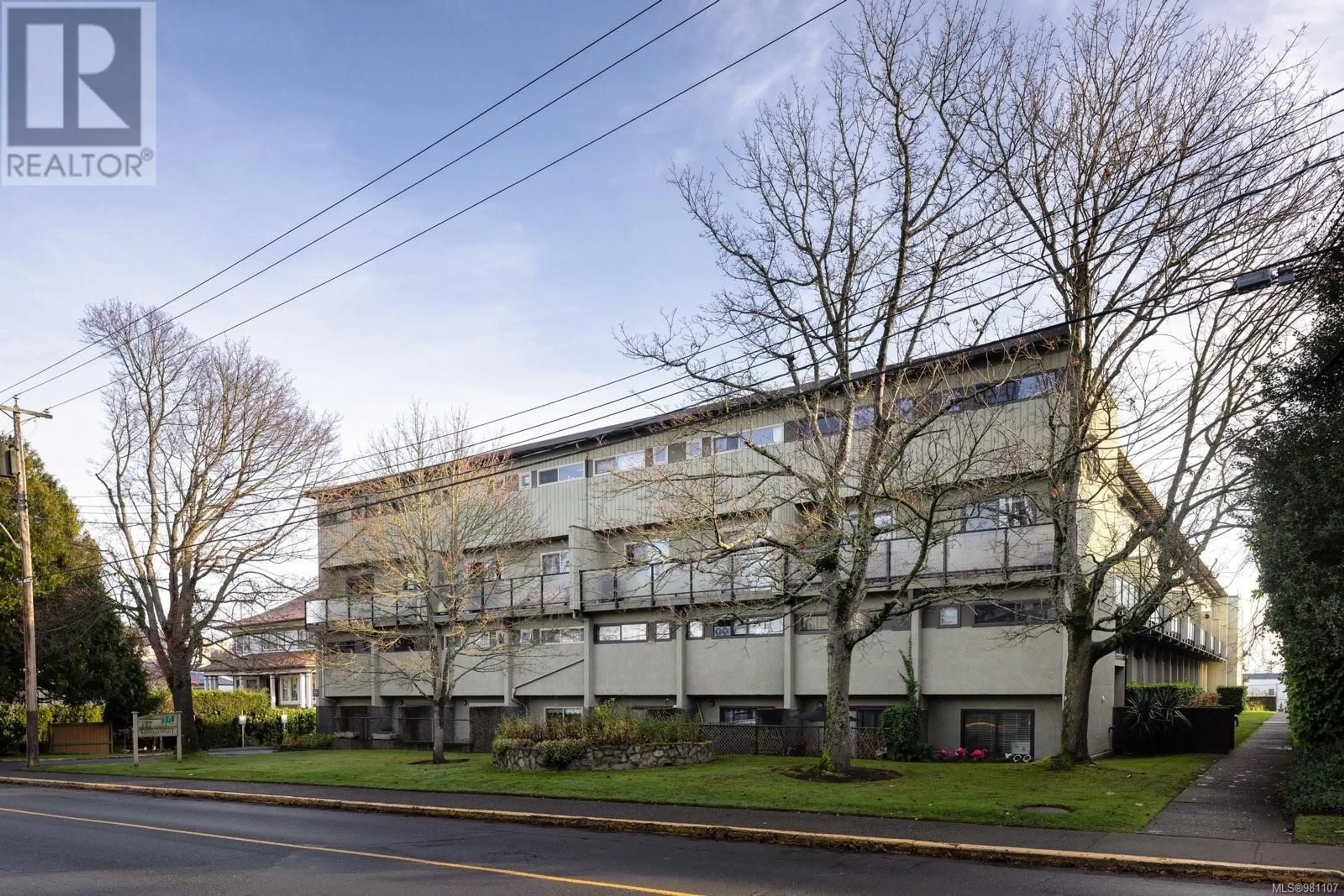 A pic from exterior of the house or condo, the front or back of building for 4 477 Lampson St, Esquimalt British Columbia V9A5Z4