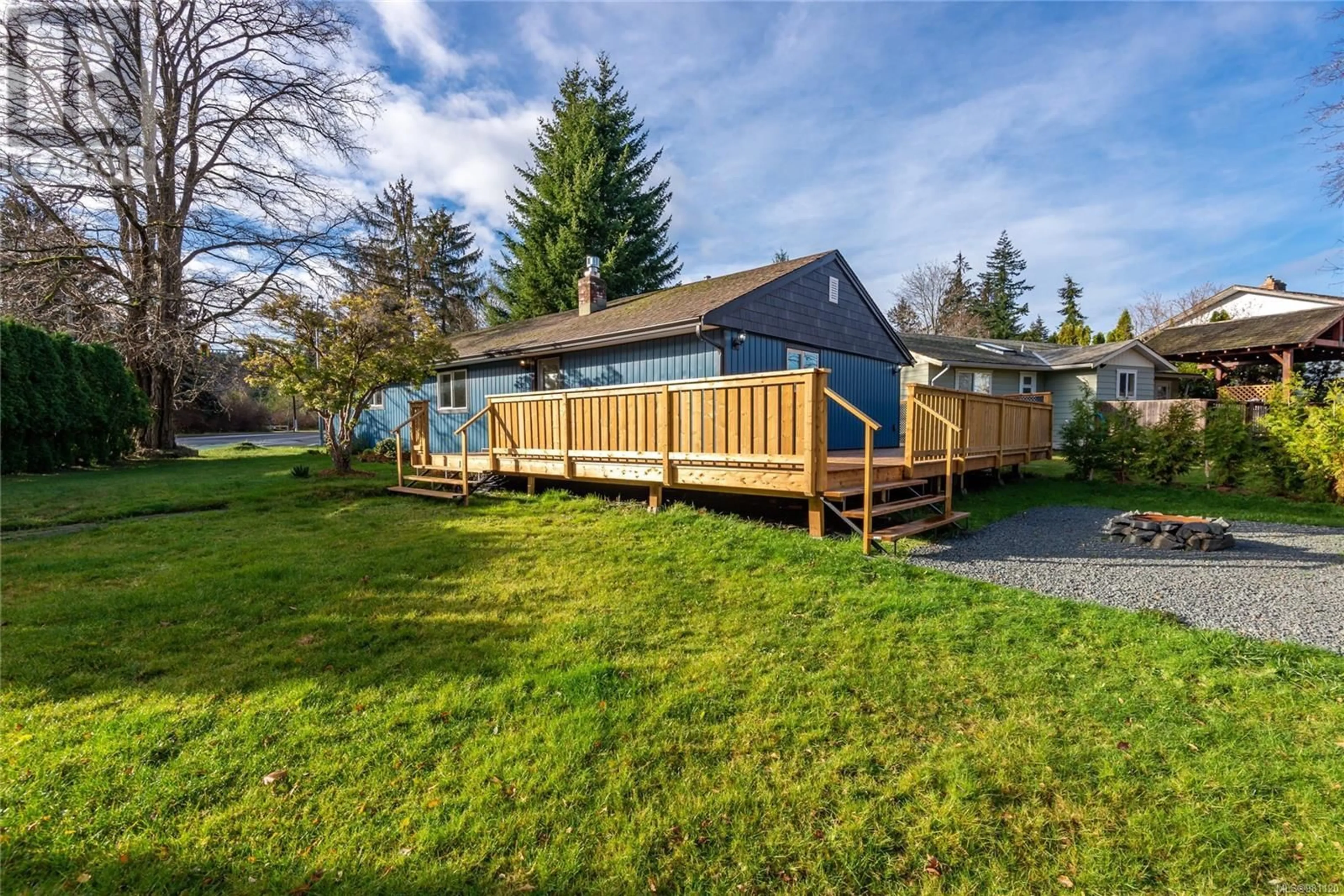 A pic from outside/outdoor area/front of a property/back of a property/a pic from drone, unknown for 494 HILCHEY ROAD, Campbell River British Columbia V9W1R1