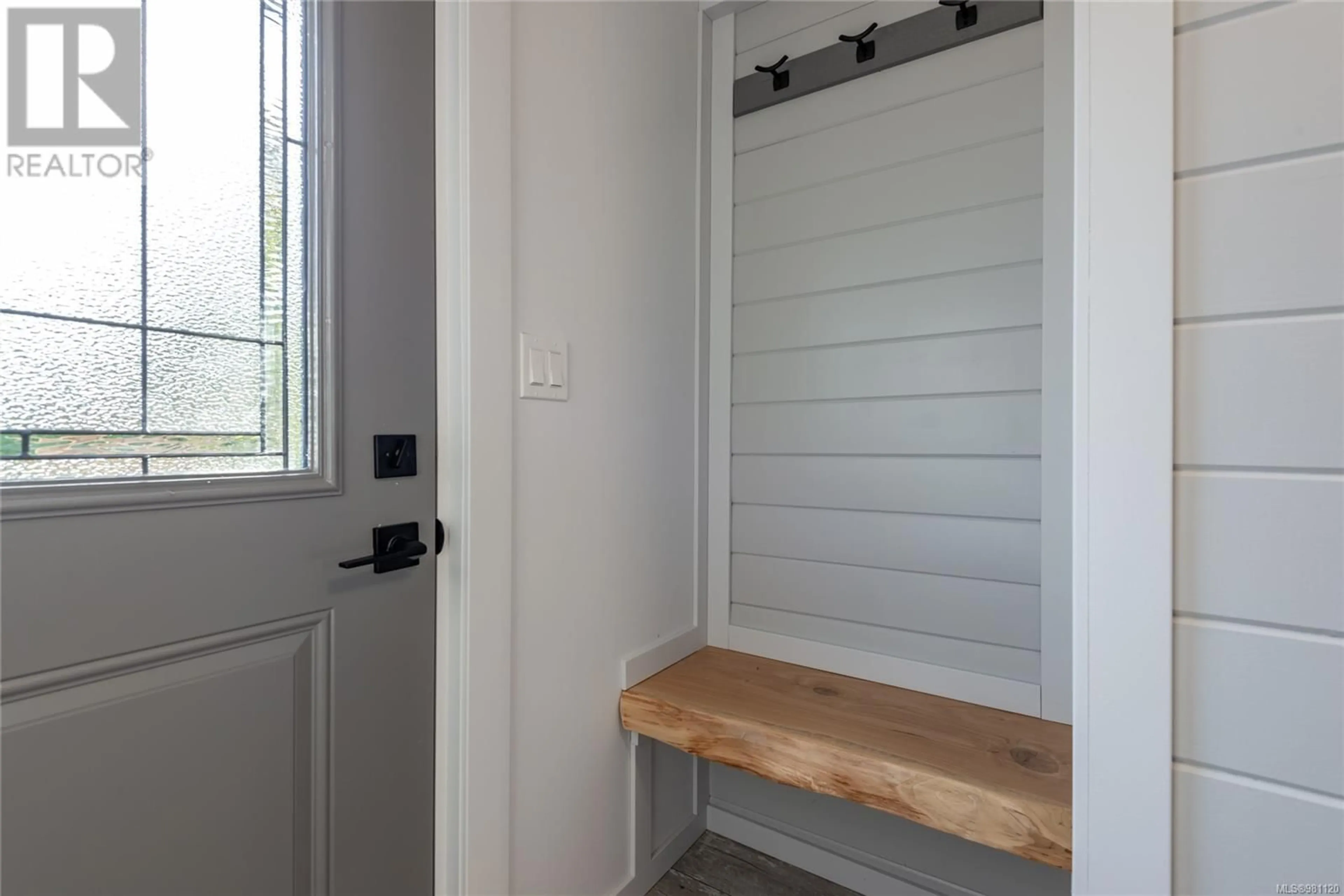 Indoor entryway for 494 HILCHEY ROAD, Campbell River British Columbia V9W1R1