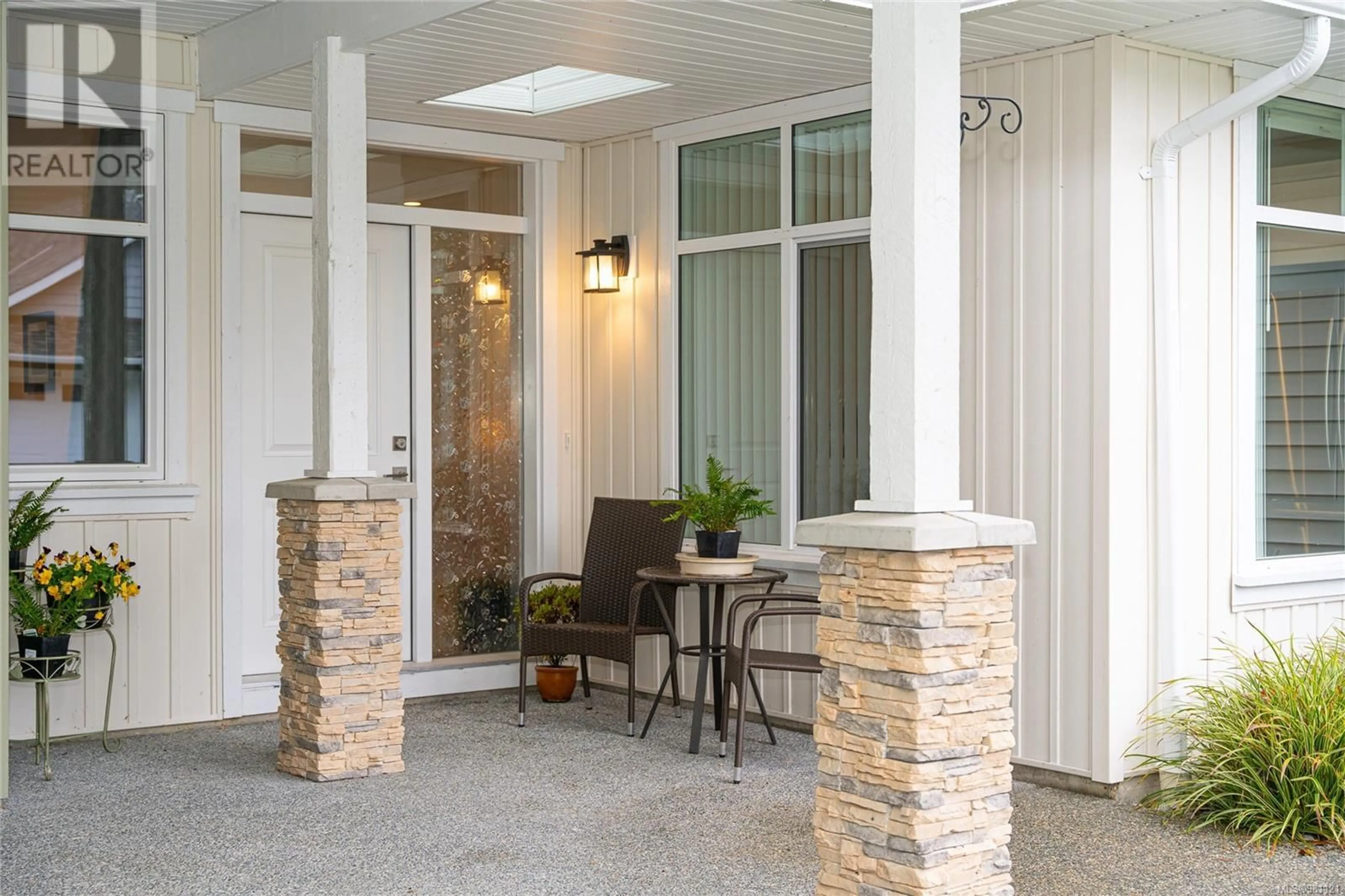 Indoor entryway, ceramic floors for 37 300 Grosskleg Way, Lake Cowichan British Columbia V0R2G1