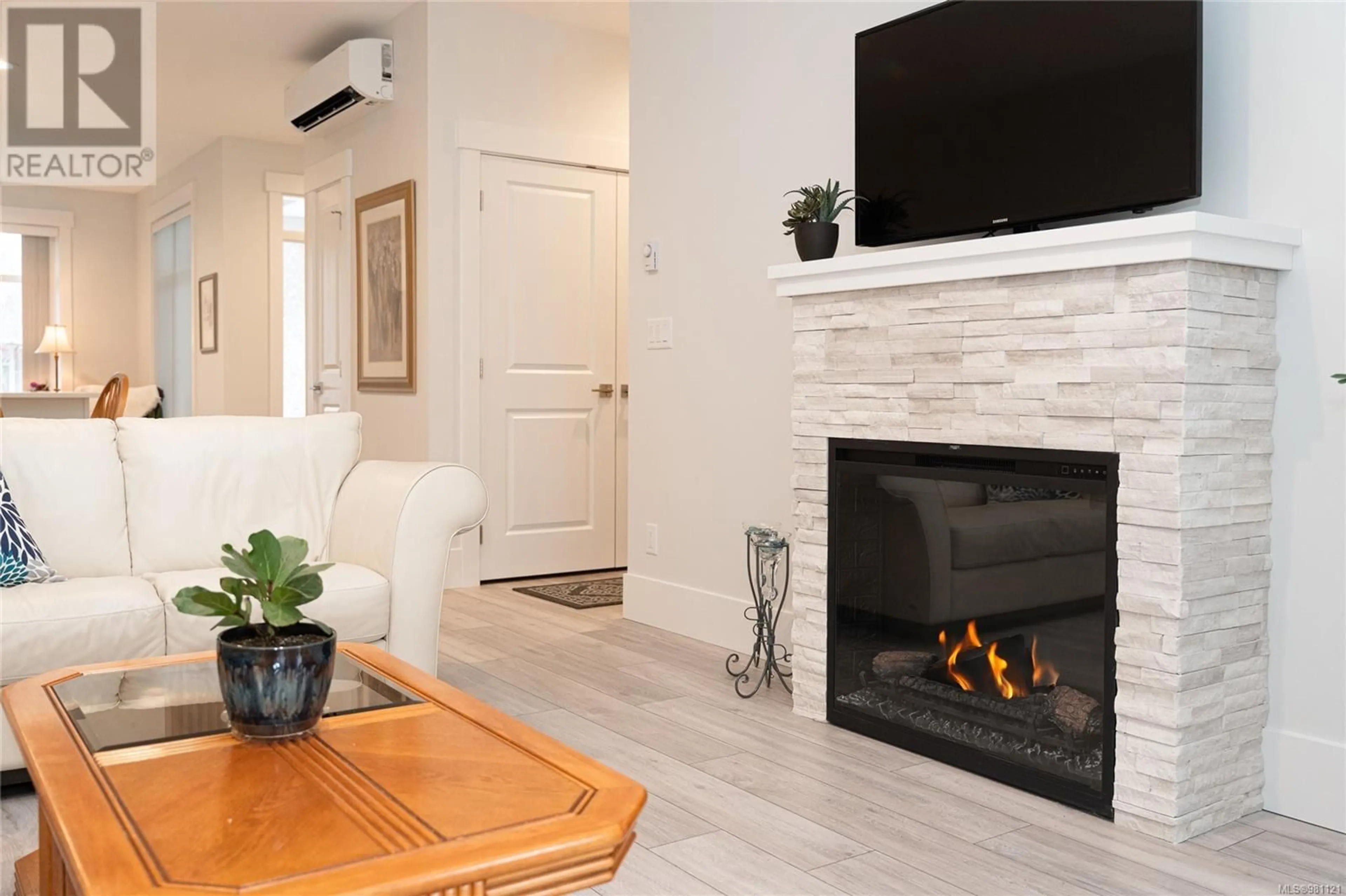 Living room, wood floors for 37 300 Grosskleg Way, Lake Cowichan British Columbia V0R2G1