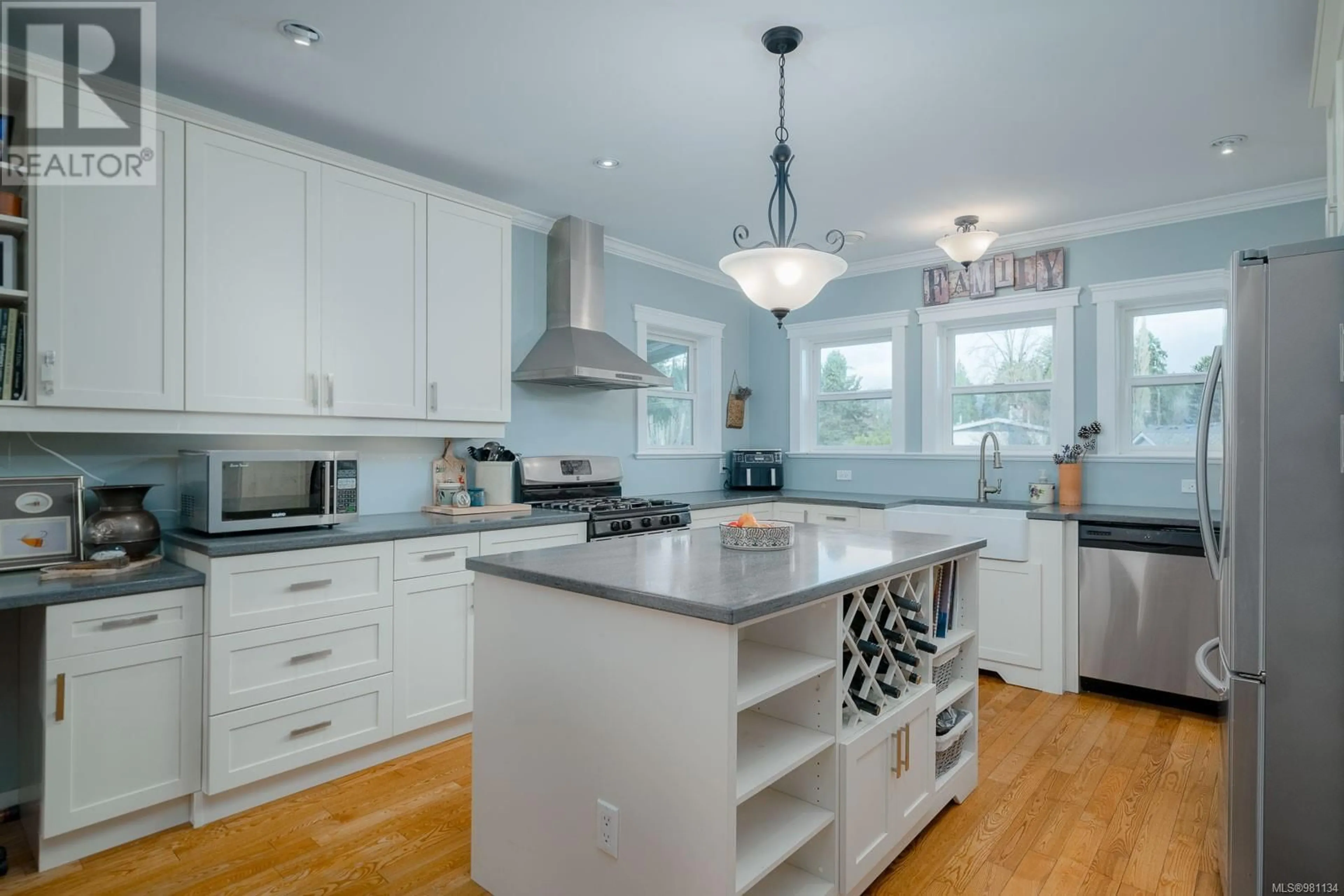 Open concept kitchen for 5080 Golden St, Port Alberni British Columbia V9Y7H9