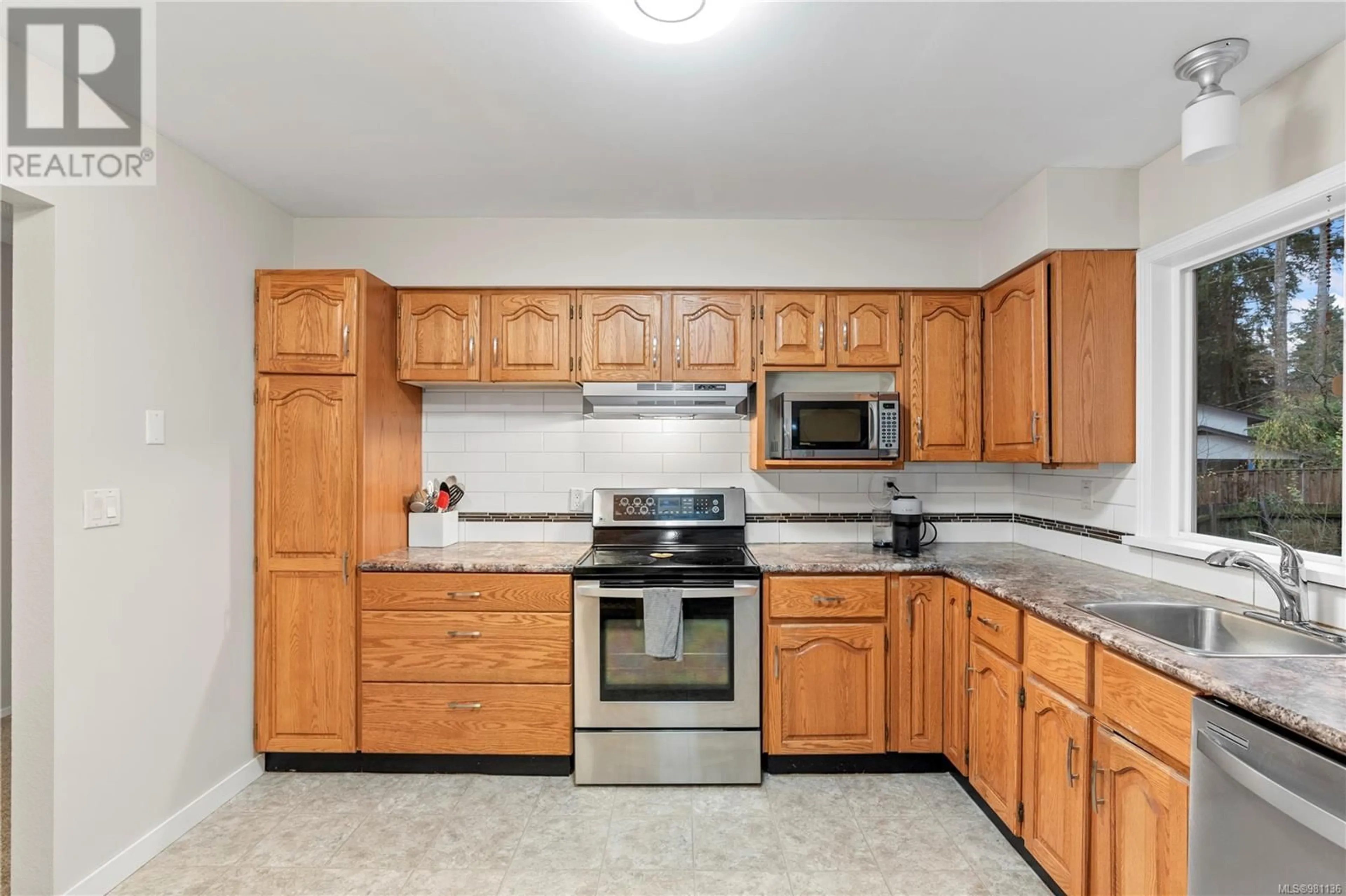 Standard kitchen, wood floors, cottage for 3210 Midland Pl, Duncan British Columbia V9L4H7