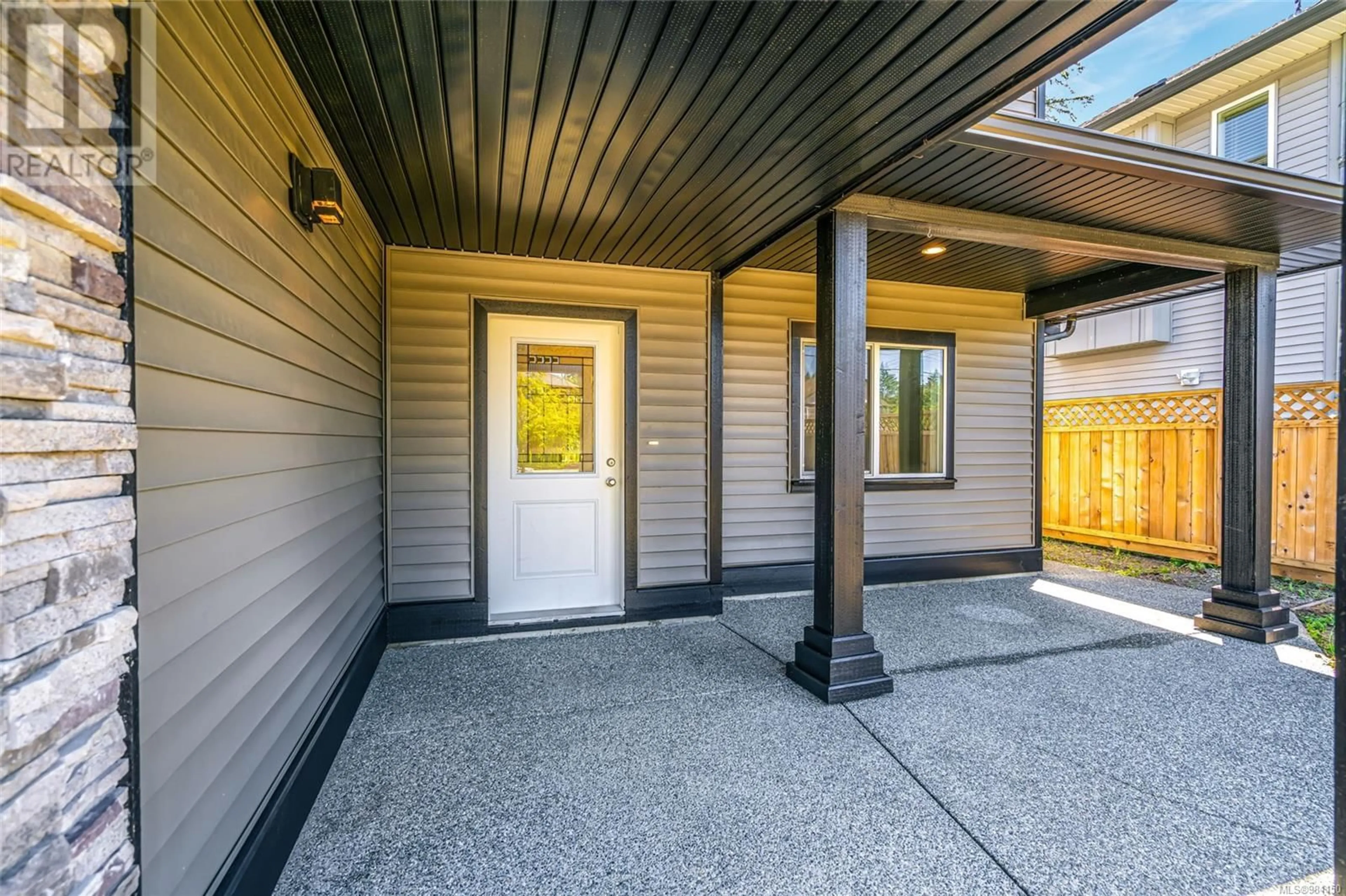 Indoor entryway, wood floors for 990 Douglas Ave, Nanaimo British Columbia V9R6B5