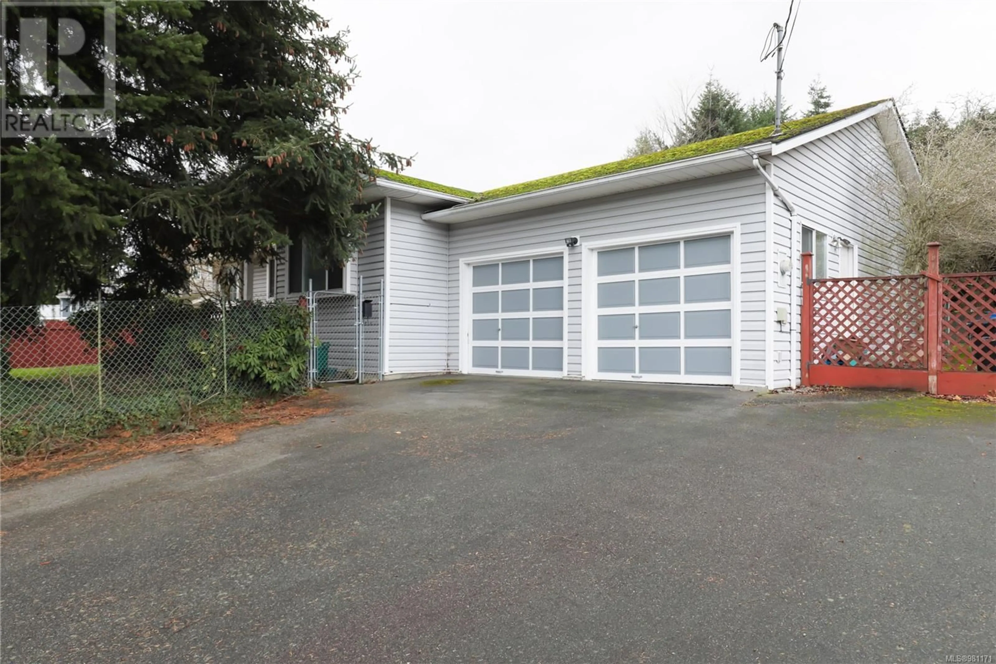 Frontside or backside of a home, cottage for 5213 Hammond Bay Rd, Nanaimo British Columbia V9T5M9