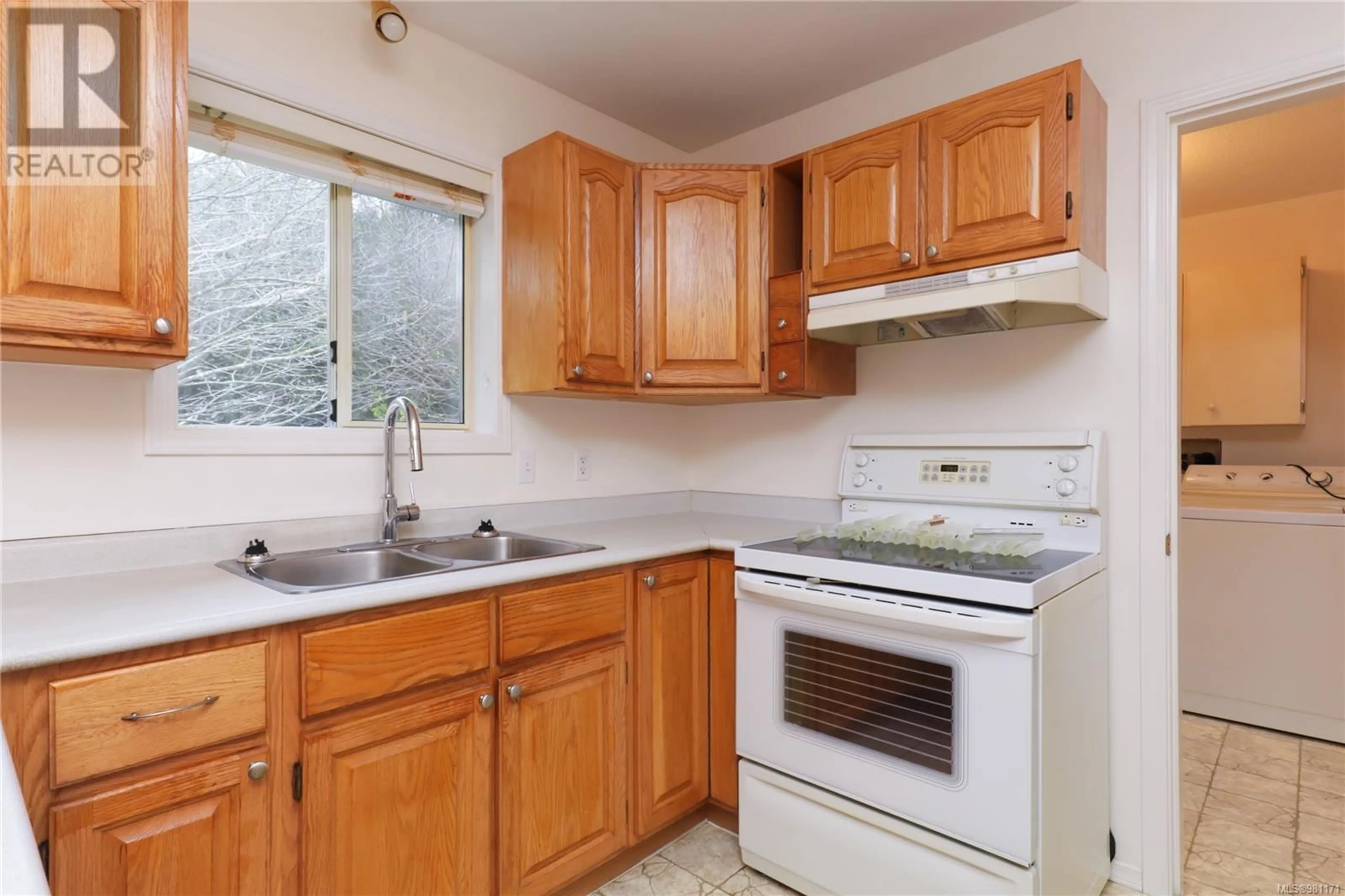 Standard kitchen, wood floors, cottage for 5213 Hammond Bay Rd, Nanaimo British Columbia V9T5M9