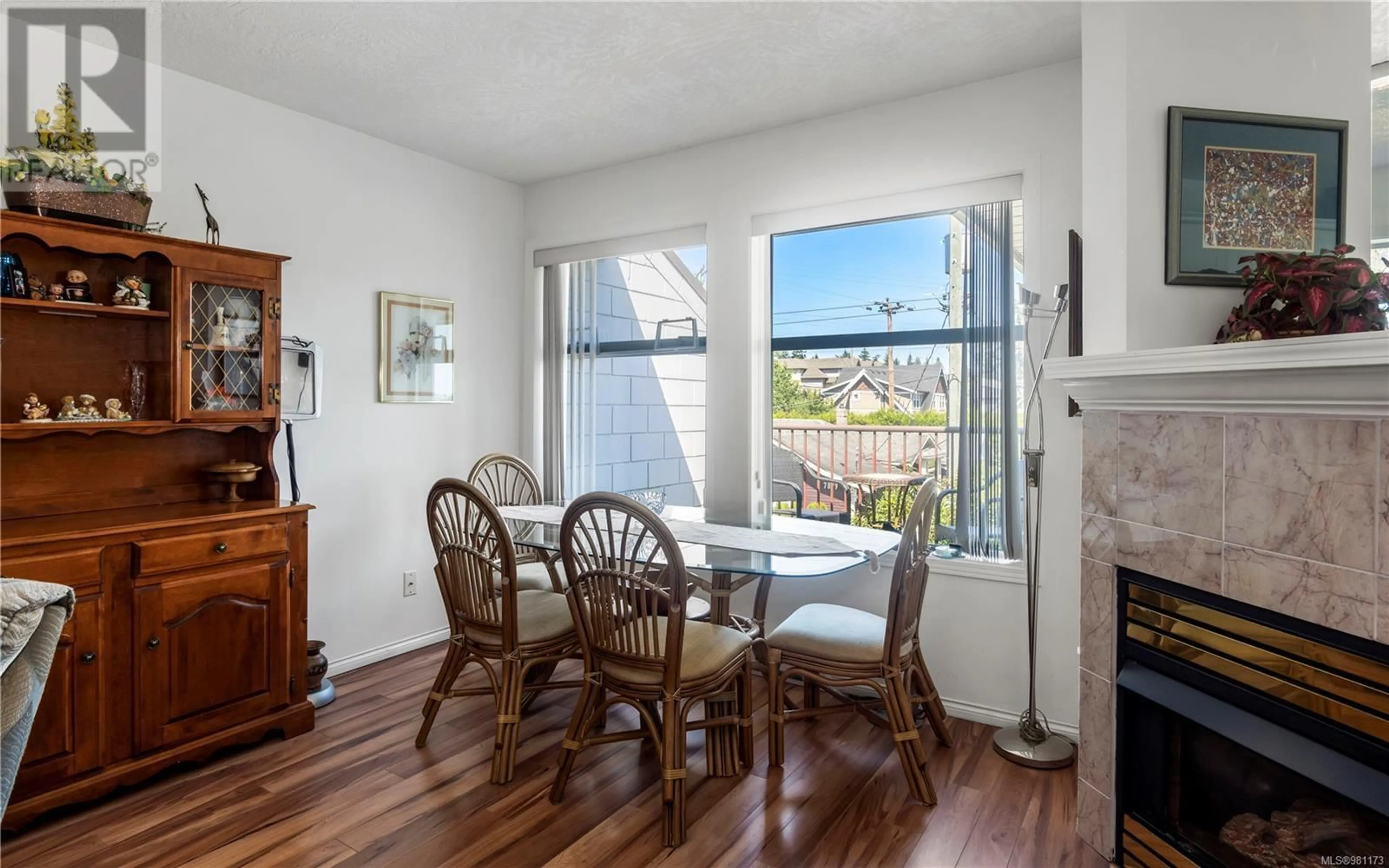 Dining room, wood floors, cottage for 307 7865 Patterson Rd, Central Saanich British Columbia V8M2C7