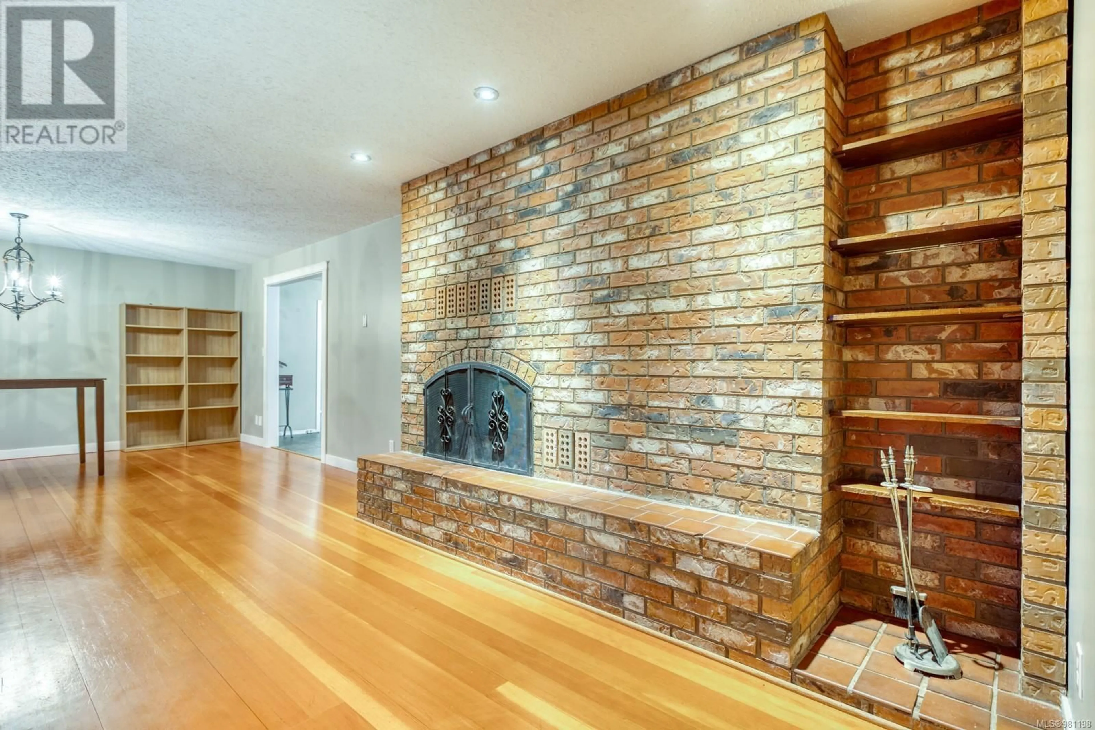 Indoor entryway, wood floors for 2520 Spring Rd, Campbell River British Columbia V9W5K8