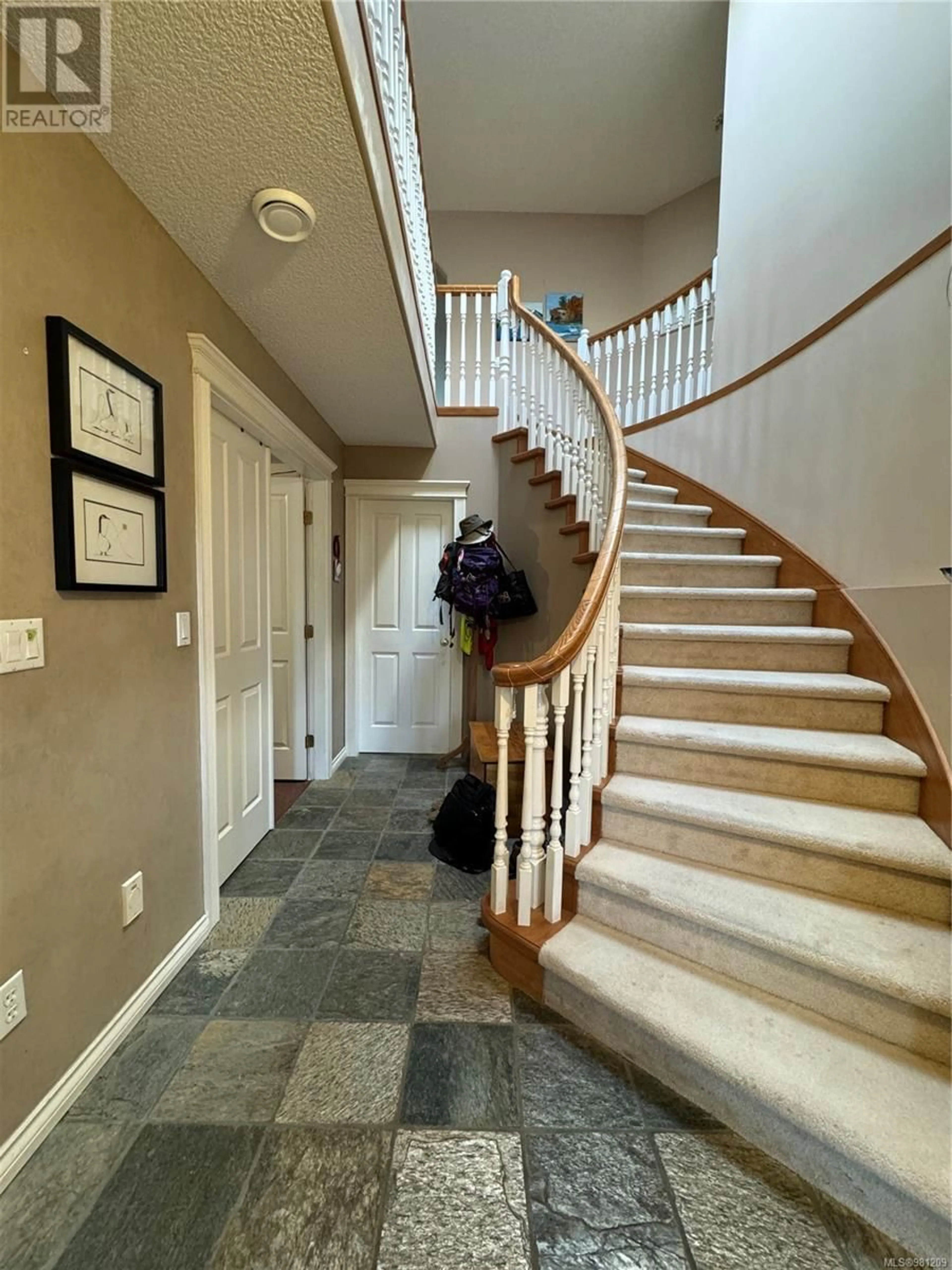 Indoor foyer, wood floors for 5287 Crestview Dr, Nanaimo British Columbia V9T5Z8