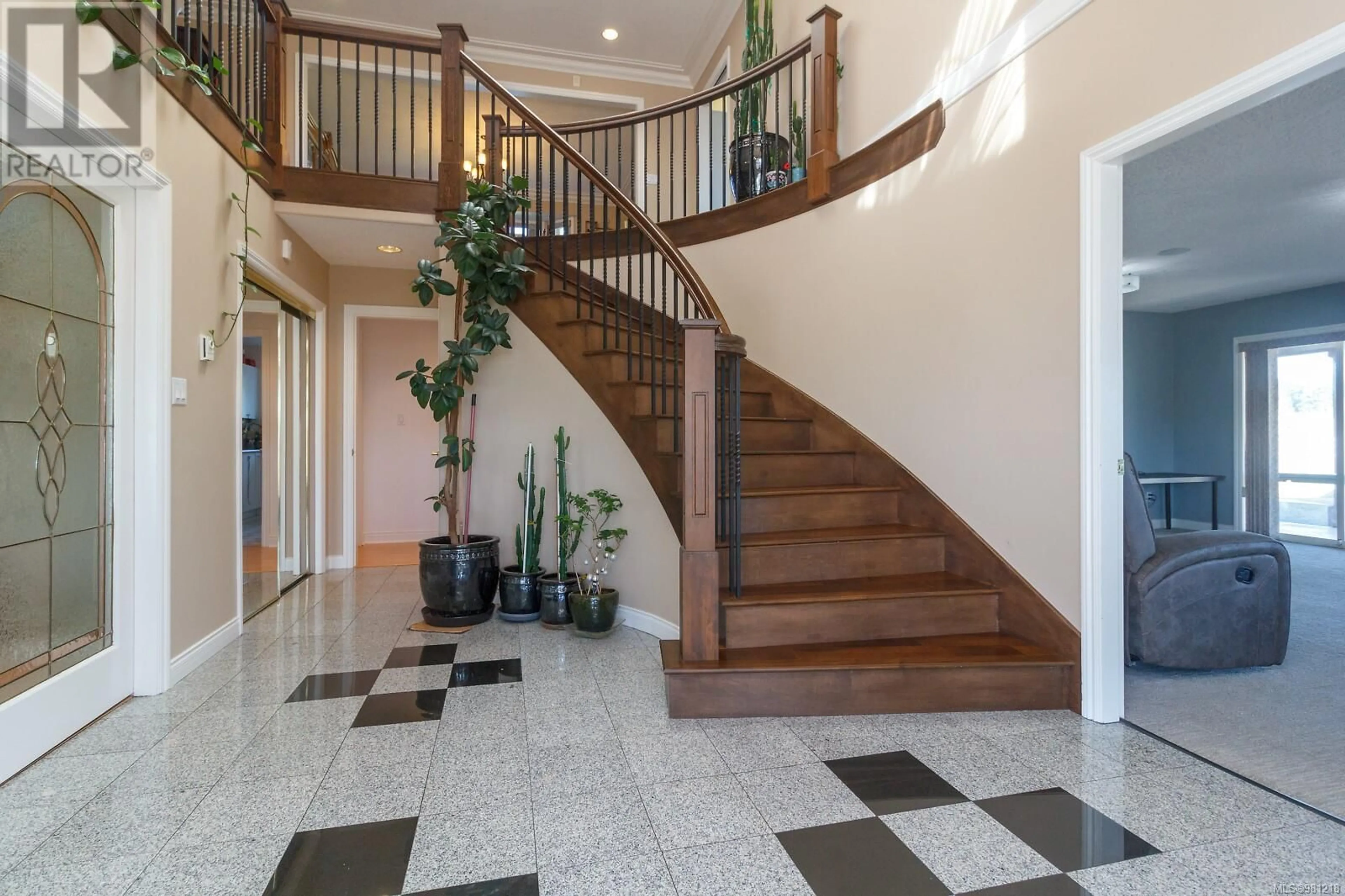 Indoor foyer, wood floors for 7112 Puckle Rd, Central Saanich British Columbia V8M1W4