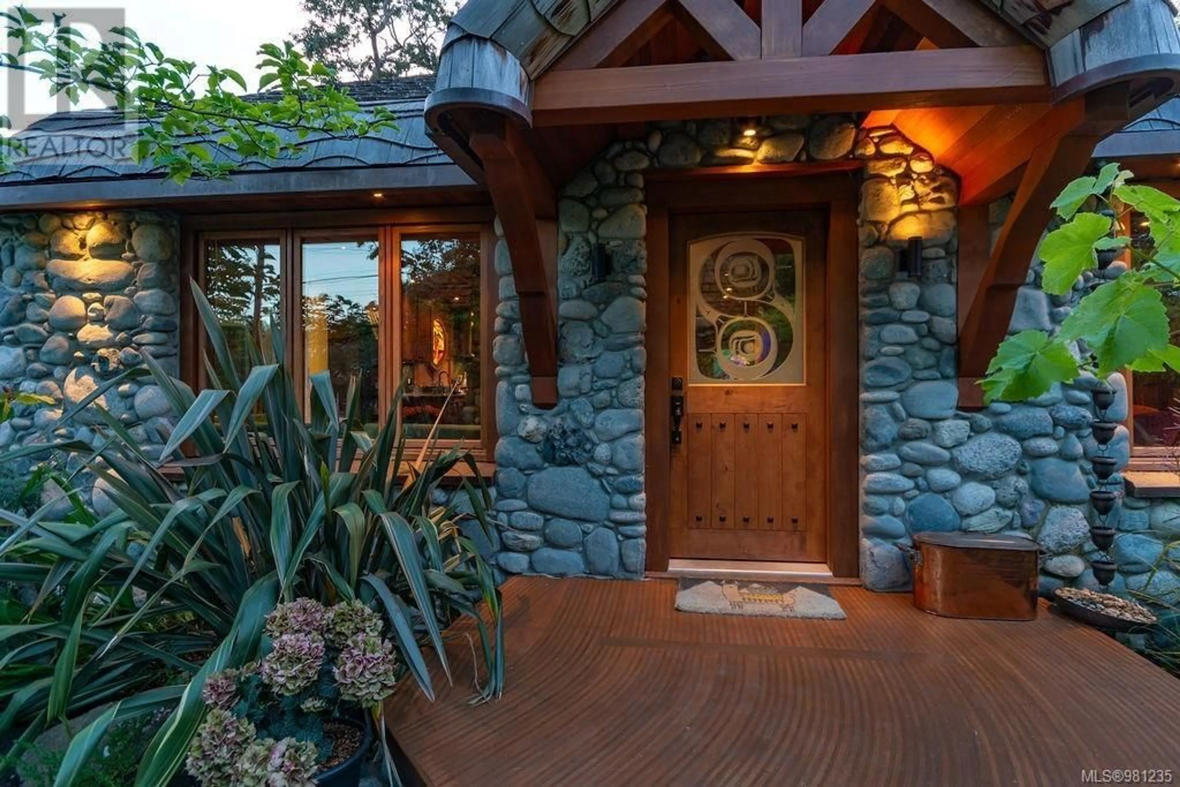 Indoor entryway, wood floors for 752 Monterey Ave, Oak Bay British Columbia V8S4V2