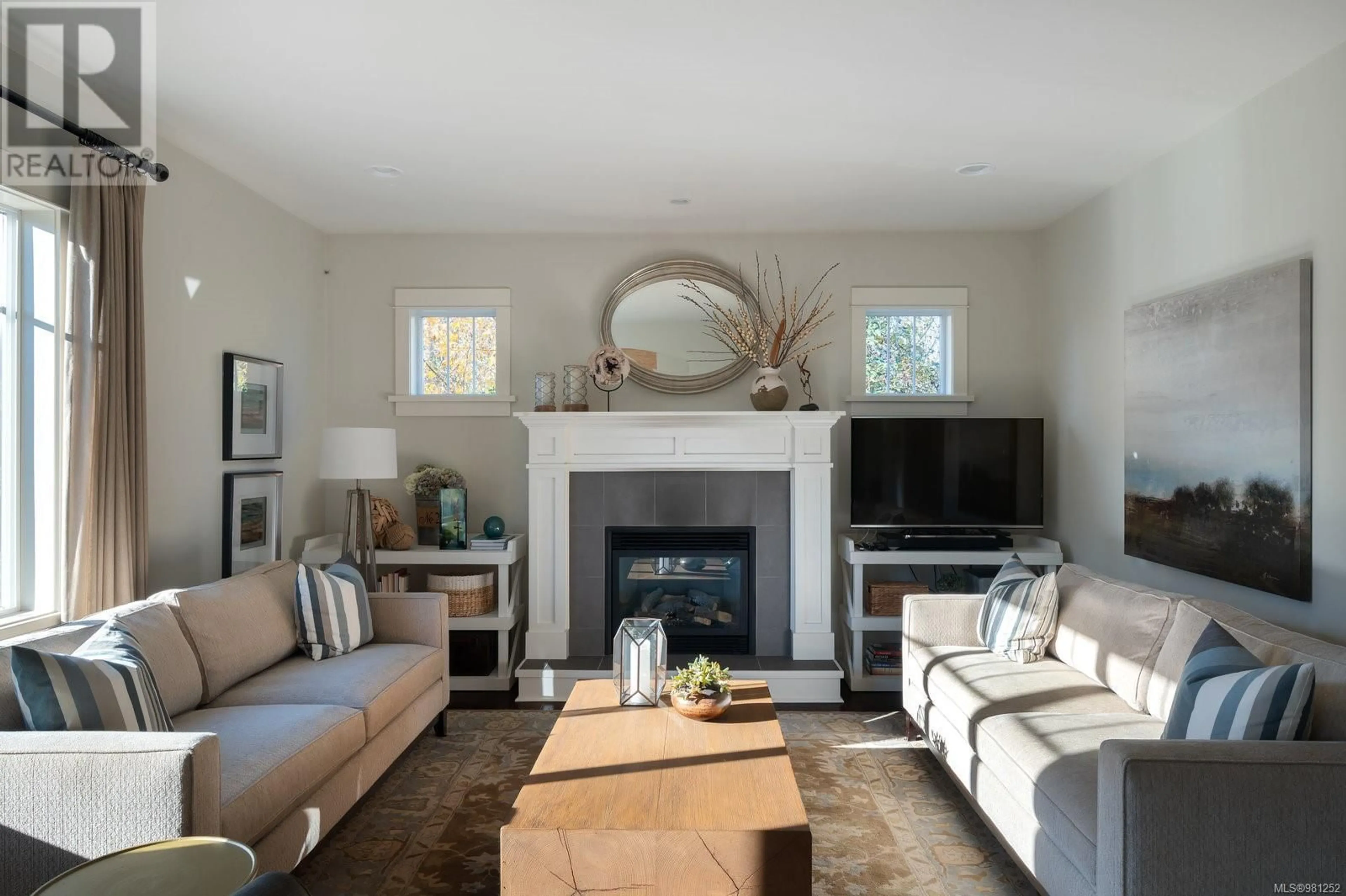 Living room, wood floors for 649 Agnes St, Saanich British Columbia V8Z2E7