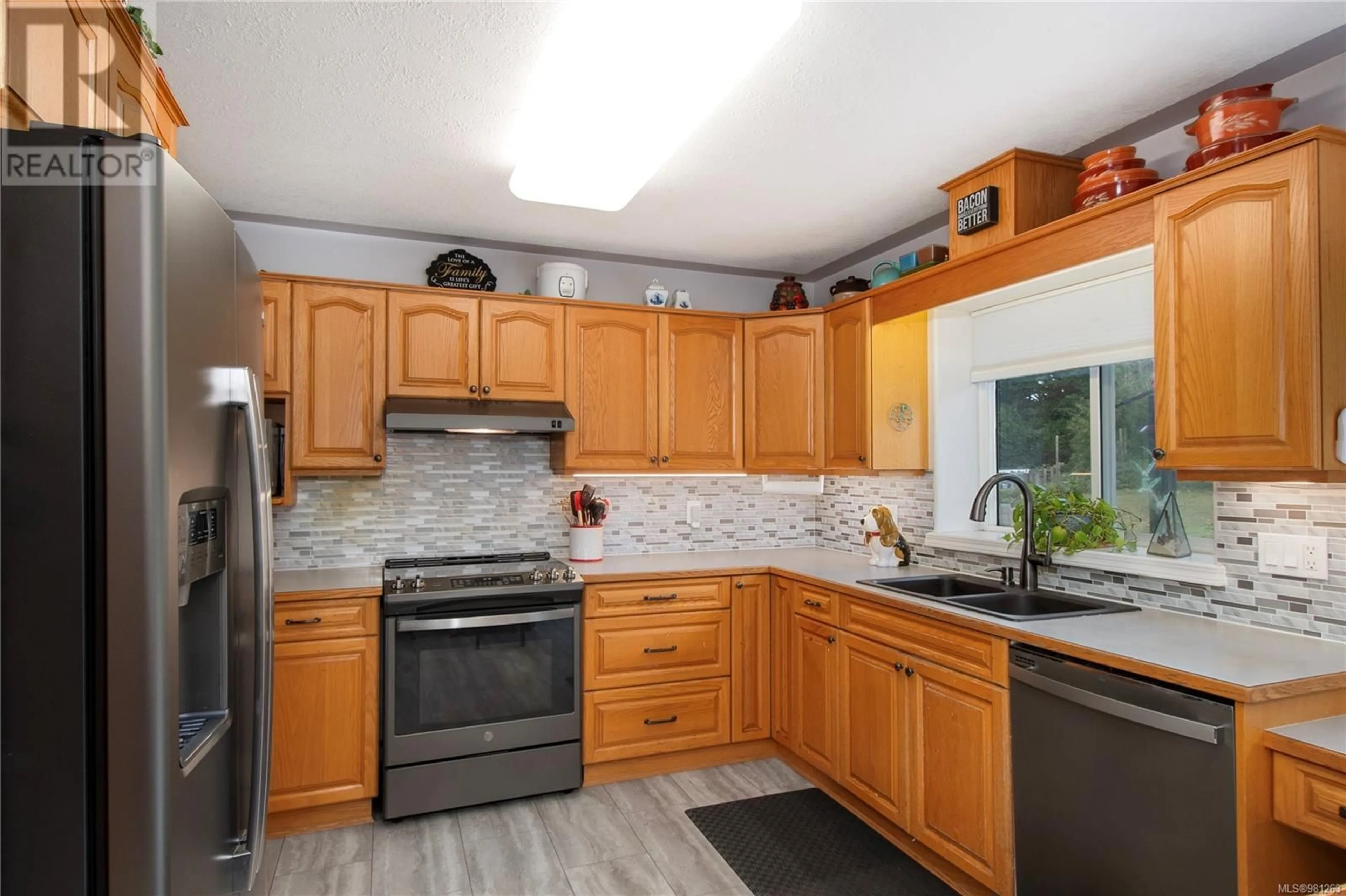 Kitchen, wood floors, cottage for 842 Read Pl, Campbell River British Columbia V9W6V5