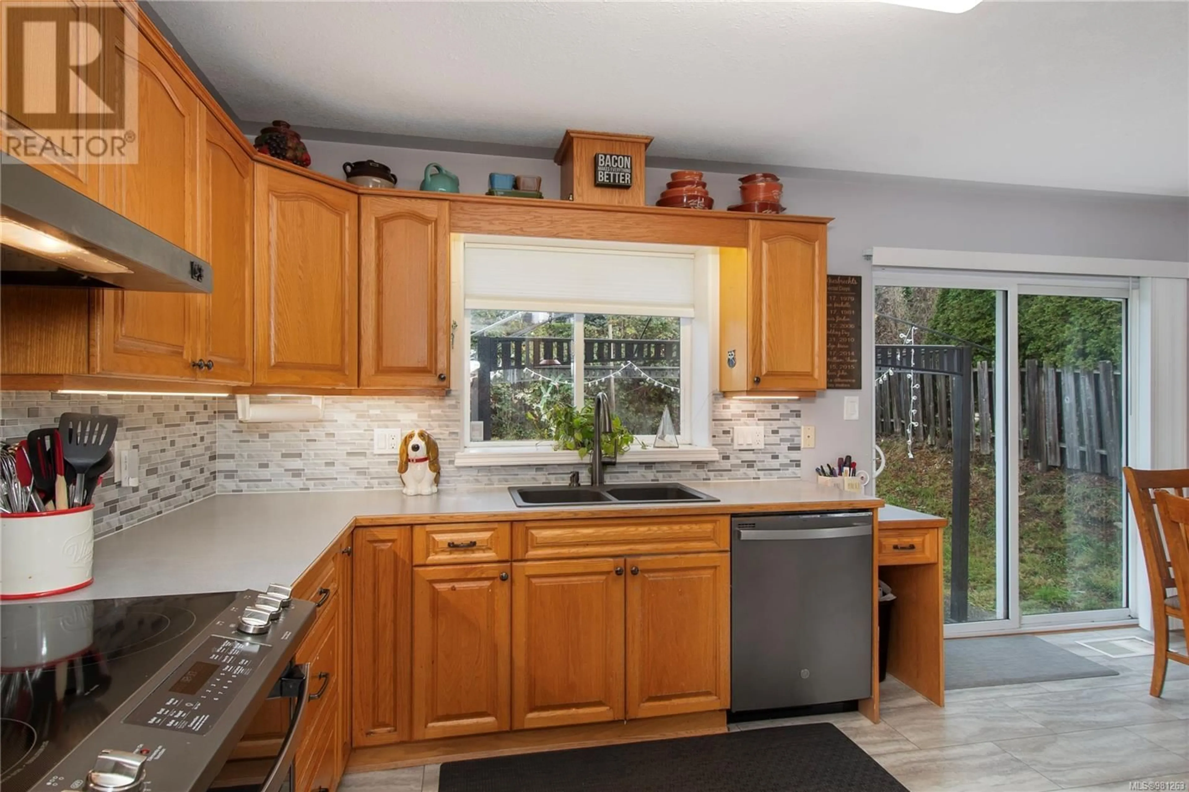 Kitchen, wood floors, cottage for 842 Read Pl, Campbell River British Columbia V9W6V5