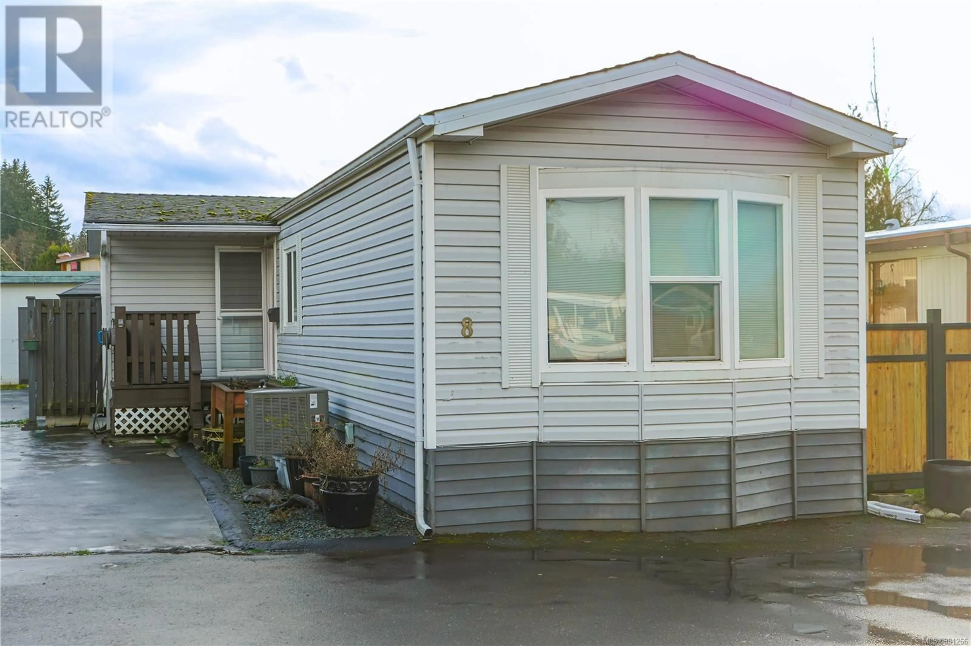 Home with vinyl exterior material for 8 3859 Wood Ave, Port Alberni British Columbia V9Y7P9