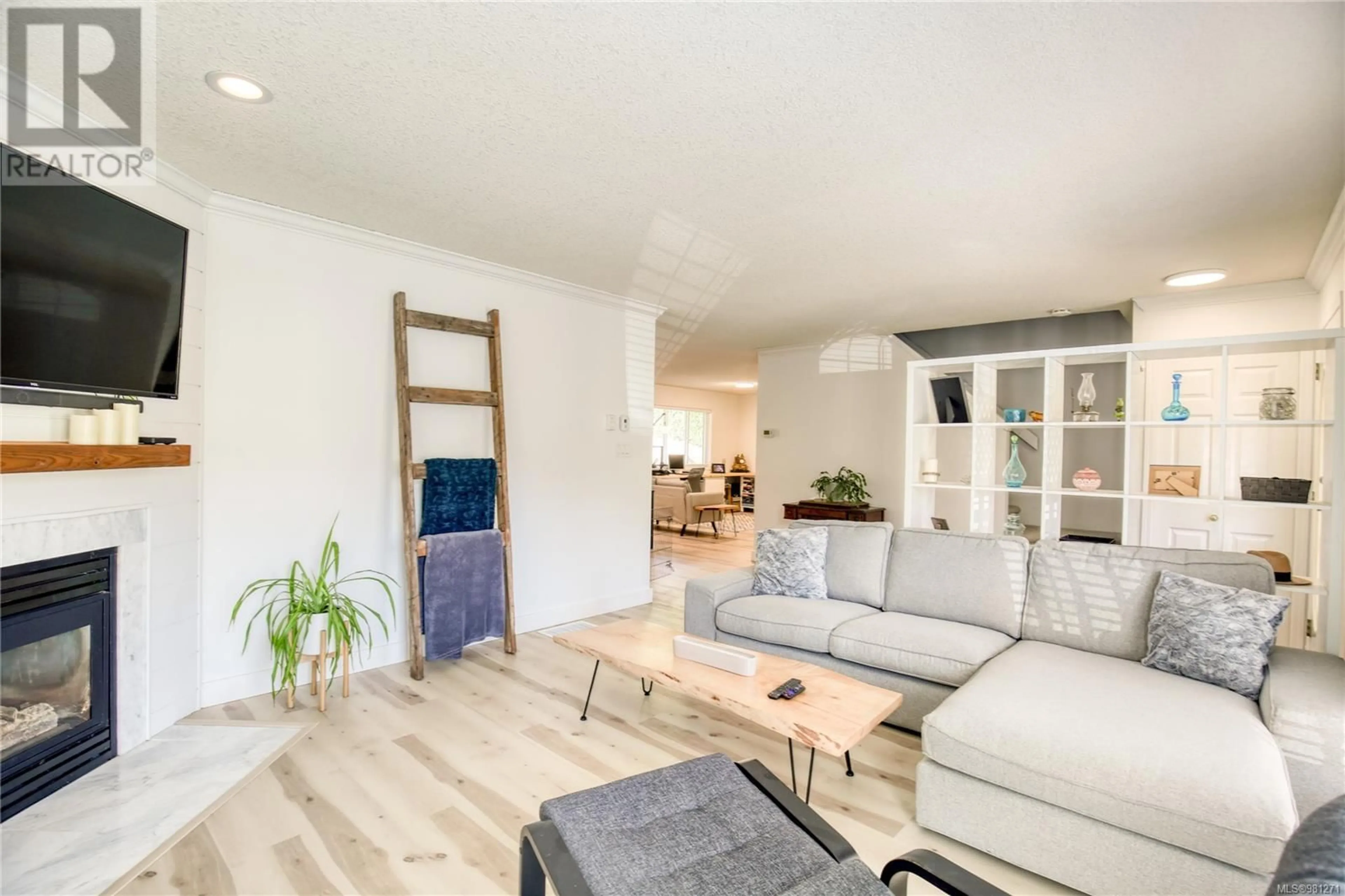 Living room, wood floors for 4872 Logan's Run, Nanaimo British Columbia V9V1N8