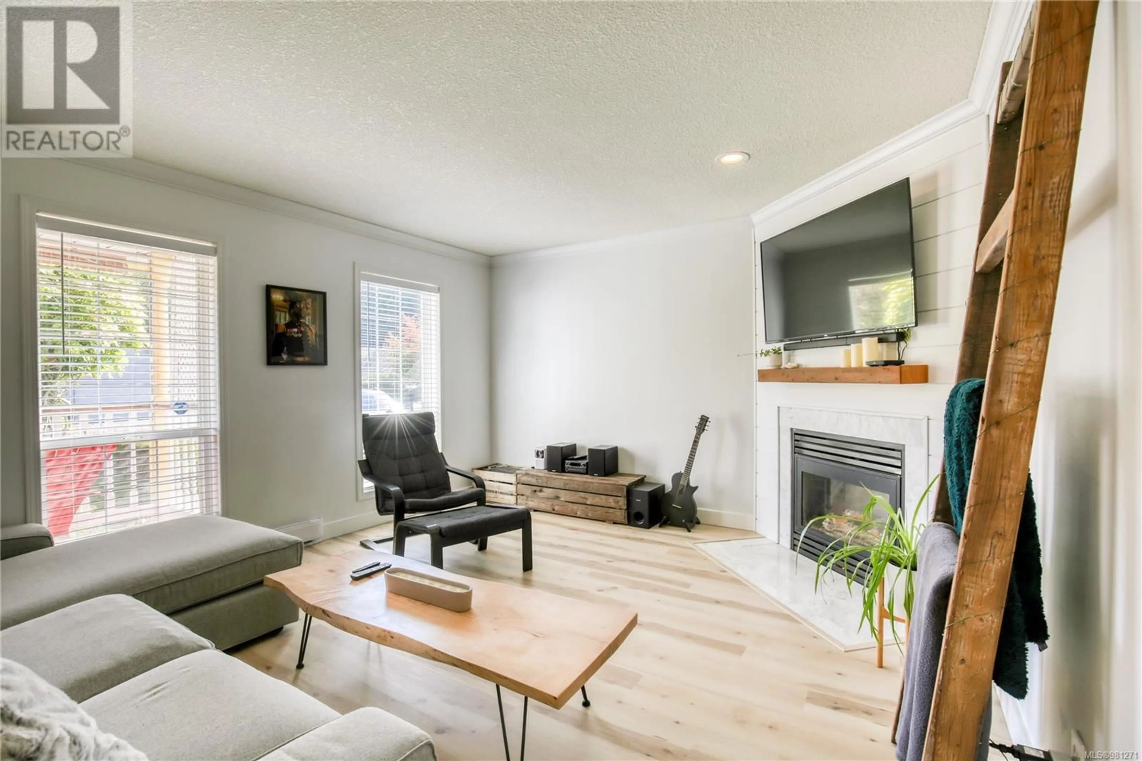 Living room, wood floors for 4872 Logan's Run, Nanaimo British Columbia V9V1N8