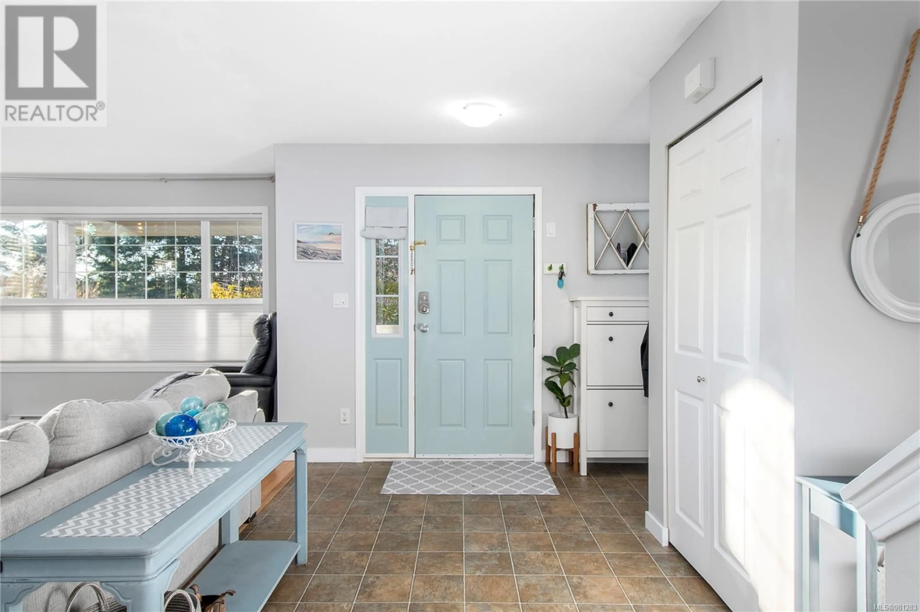 Indoor entryway, ceramic floors for 1071 Shellbourne Blvd, Campbell River British Columbia V9W6S2