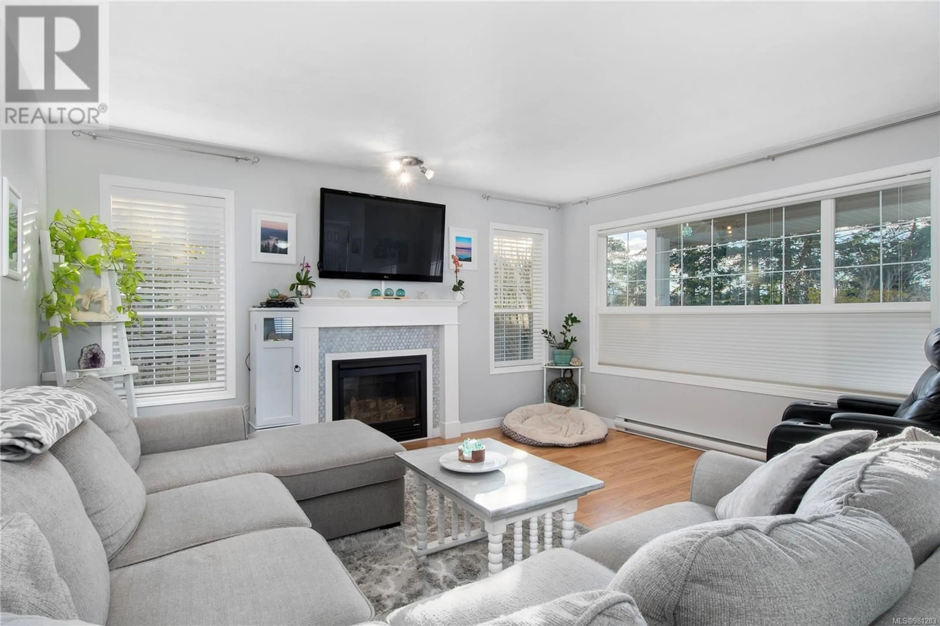 Living room, wood floors for 1071 Shellbourne Blvd, Campbell River British Columbia V9W6S2