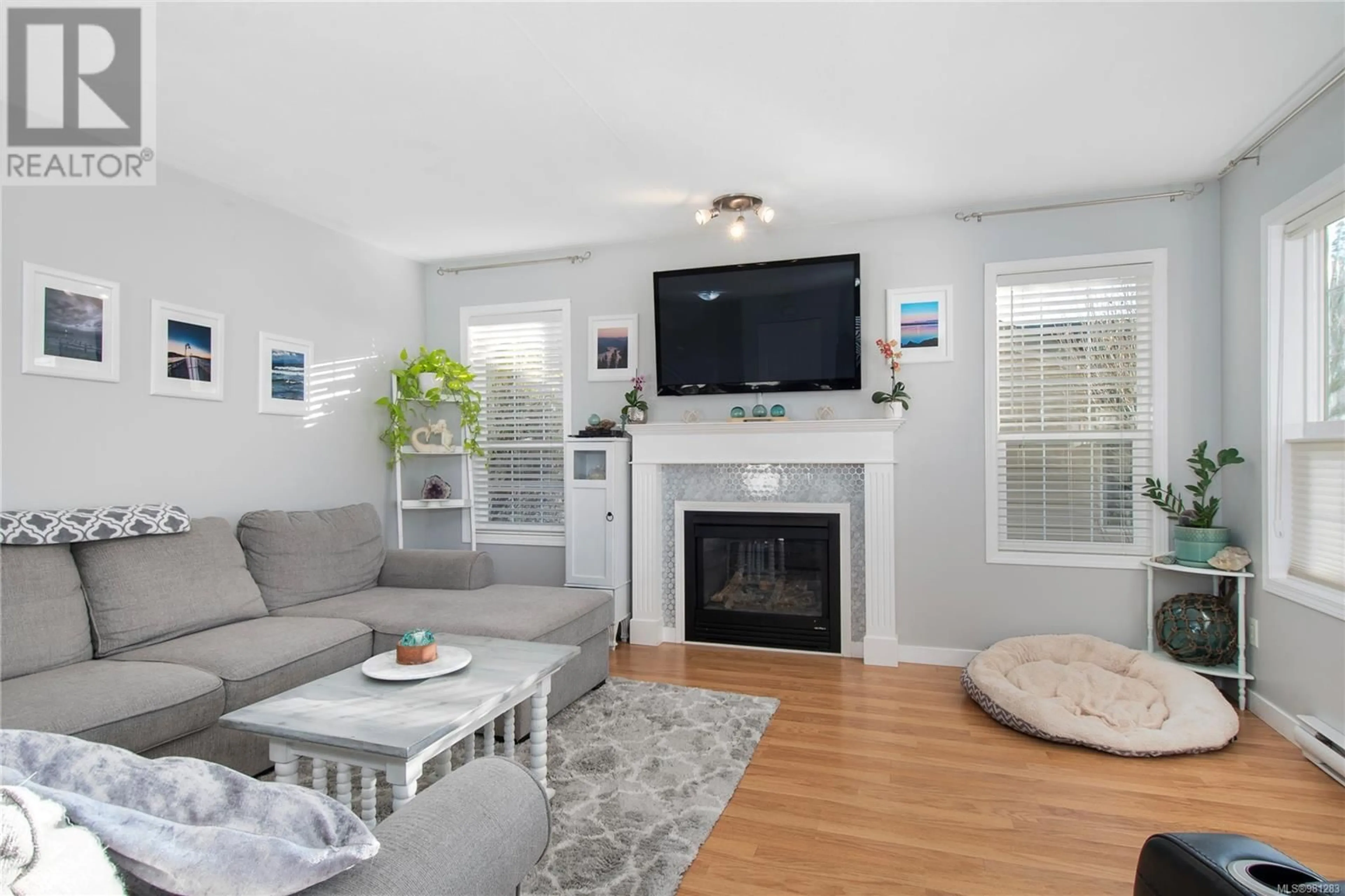 Living room, wood floors for 1071 Shellbourne Blvd, Campbell River British Columbia V9W6S2