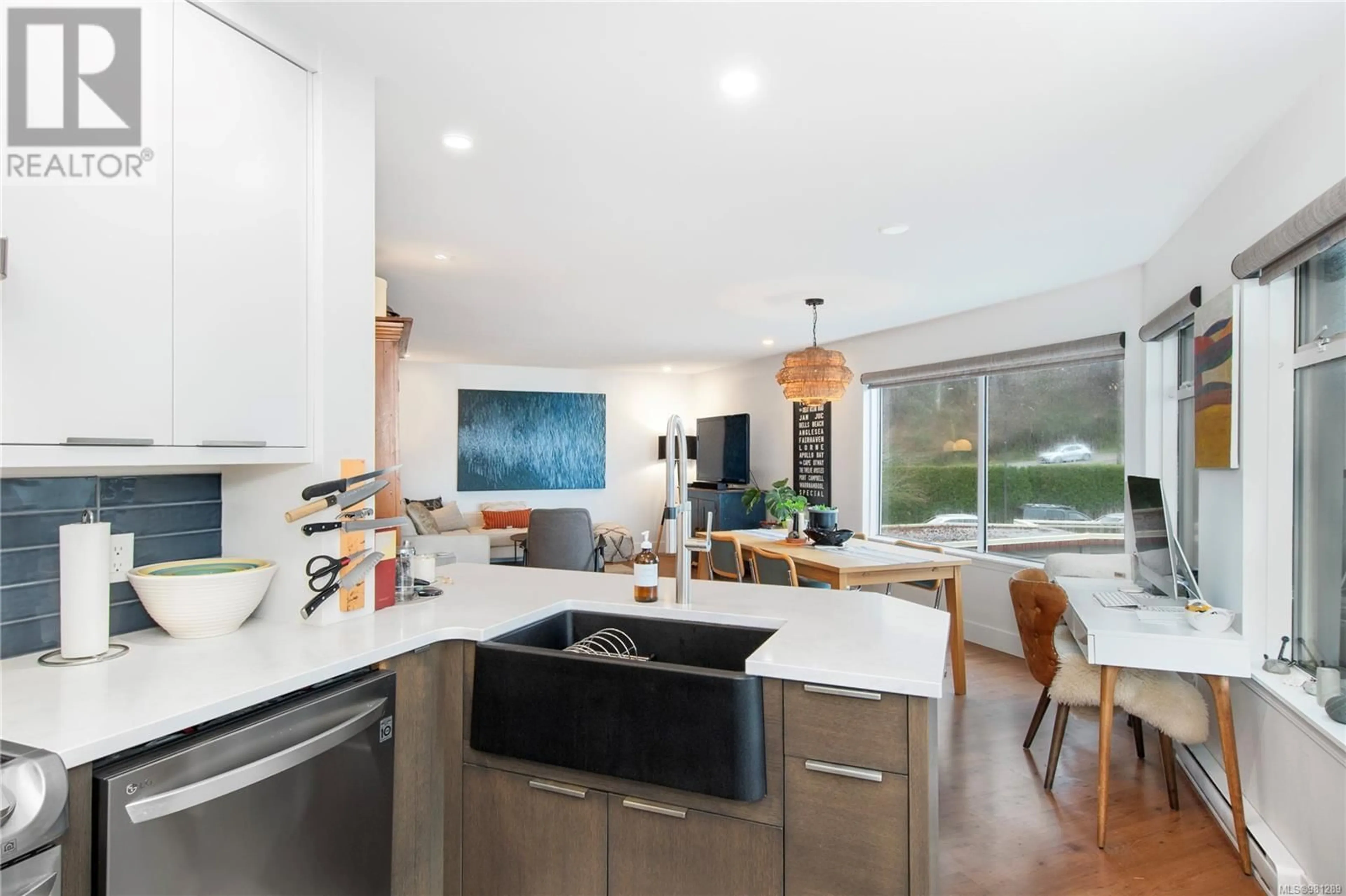 Open concept kitchen for 1301 27 Island Hwy S, Campbell River British Columbia V9W1A2