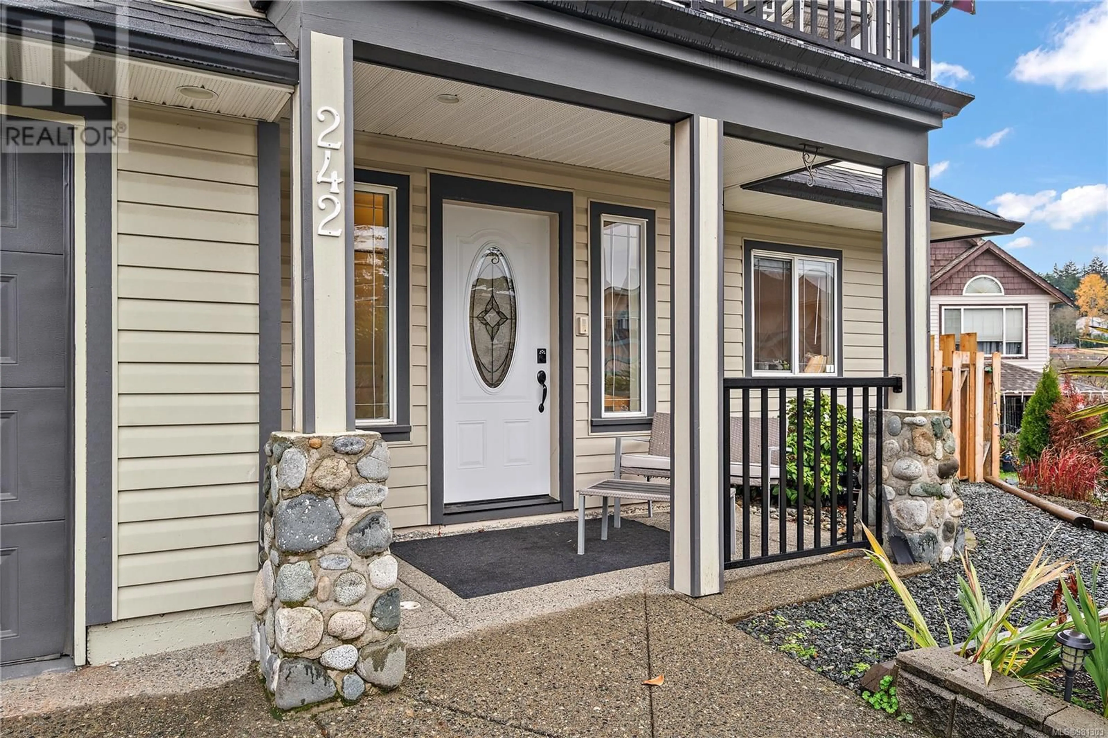 Indoor entryway, wood floors for 242 Steller Crt, Langford British Columbia V9B5X4