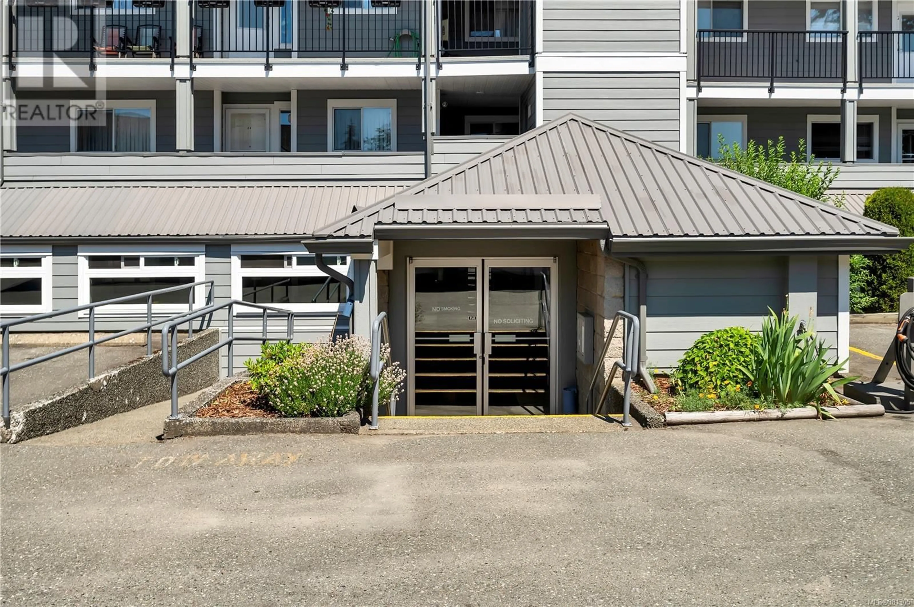 A pic from exterior of the house or condo, the front or back of building for 1F 690 Colwyn St, Campbell River British Columbia V9W2X1