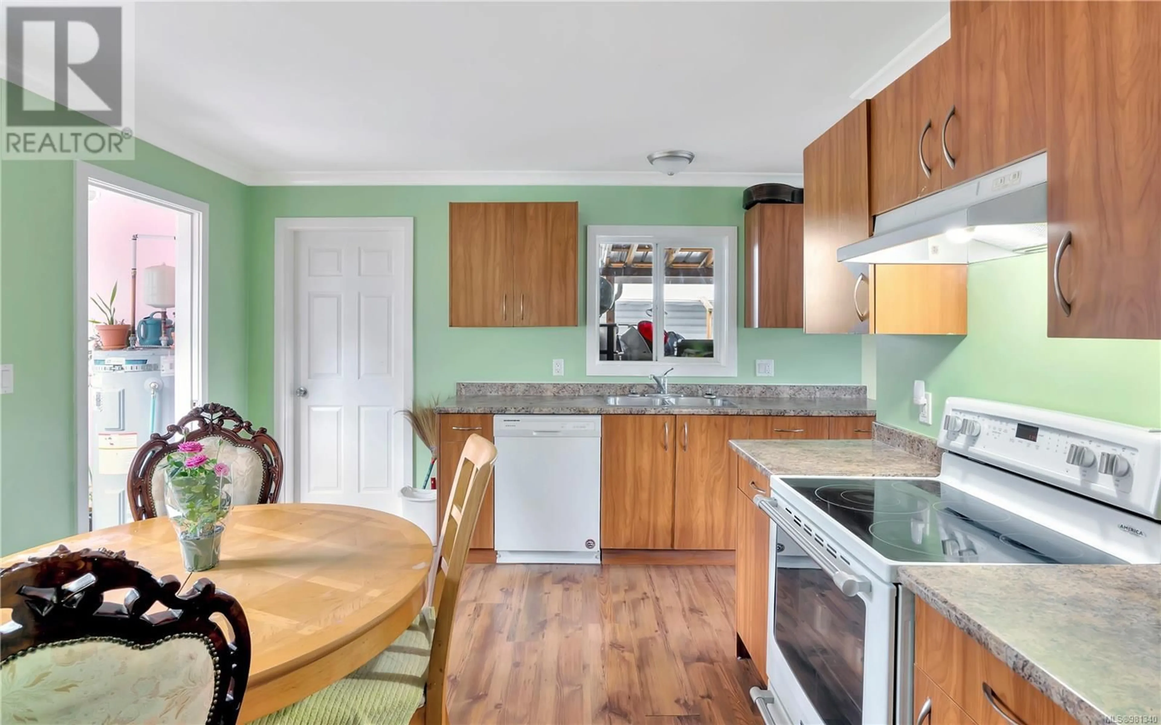 Standard kitchen, wood floors, cottage for 2074 Dover St, Sooke British Columbia V9Z0Z1