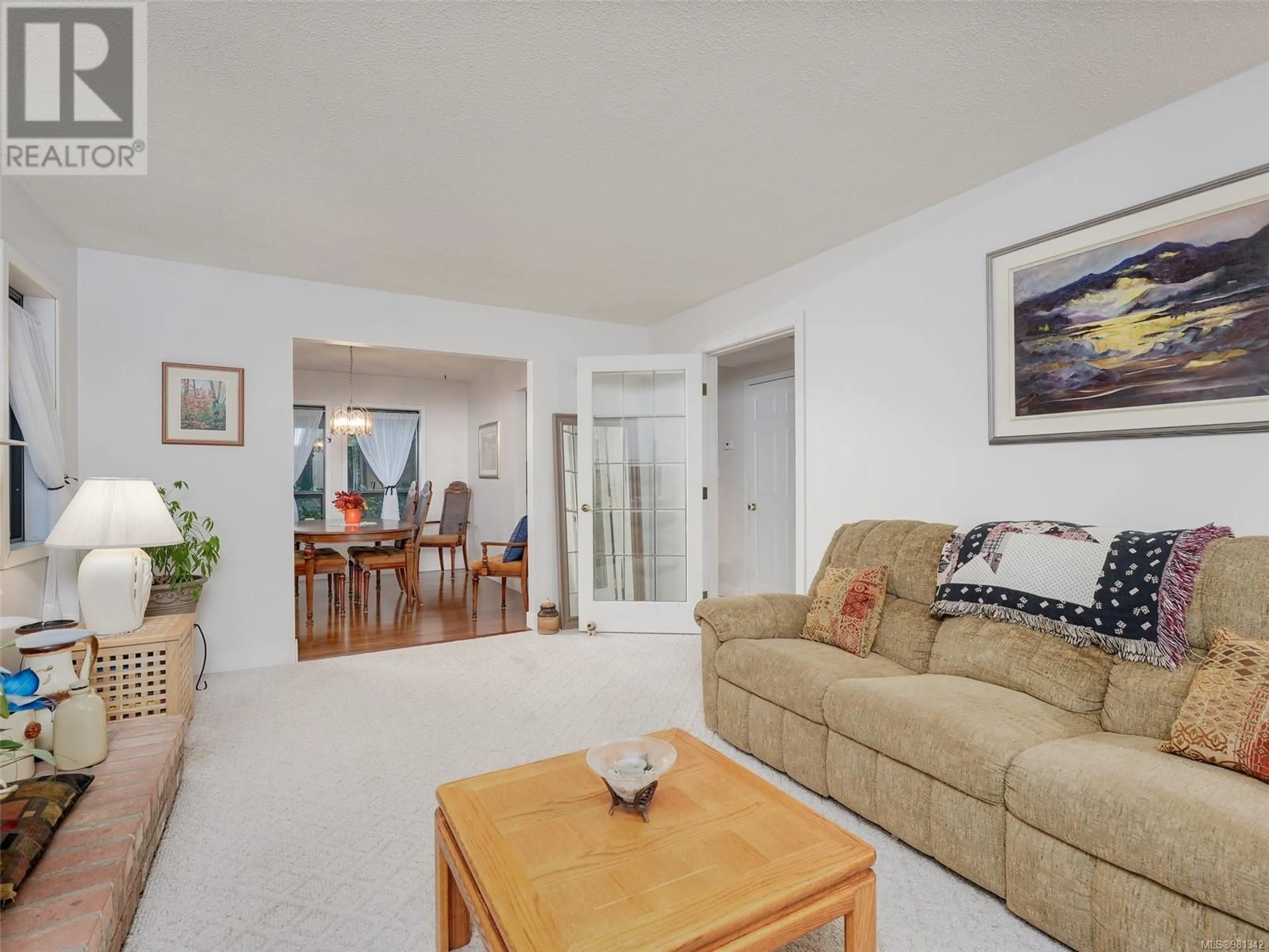 Living room, wood floors for 5180 Rutli Meadows Pl, Saanich British Columbia V8Y1X6