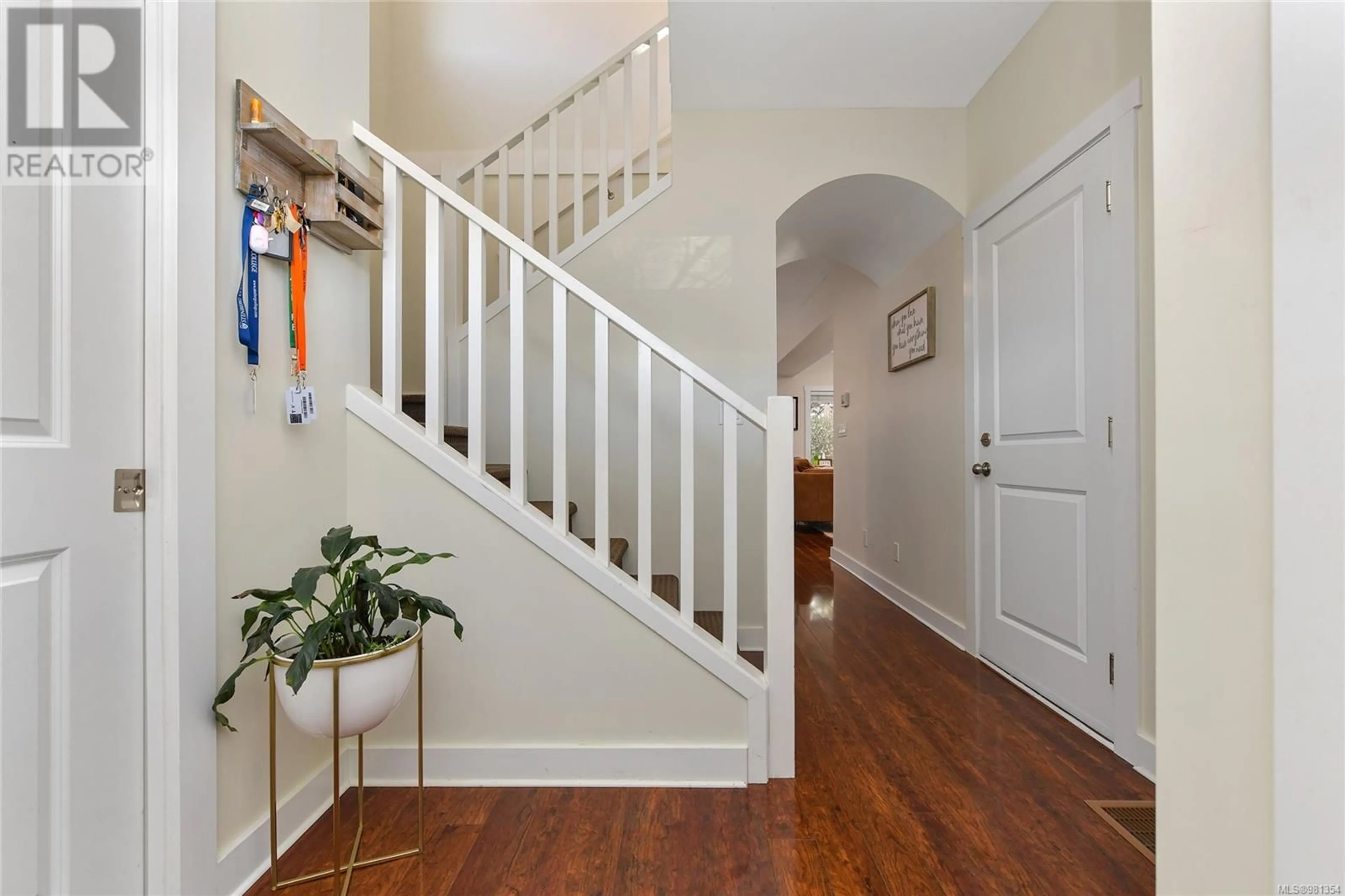 Indoor entryway, wood floors for 1024 Grob Crt, Langford British Columbia V9B0N1