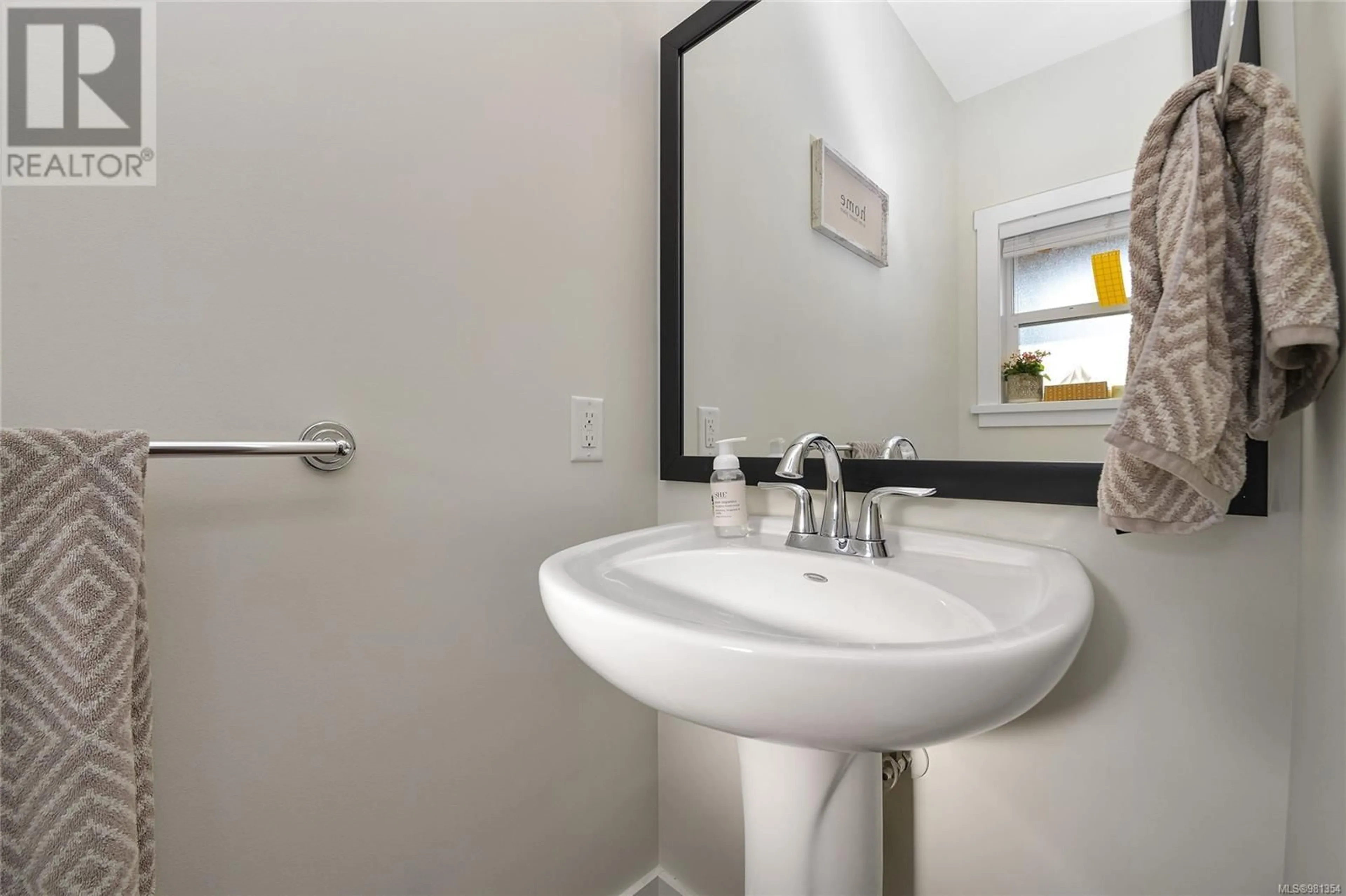 Standard bathroom for 1024 Grob Crt, Langford British Columbia V9B0N1