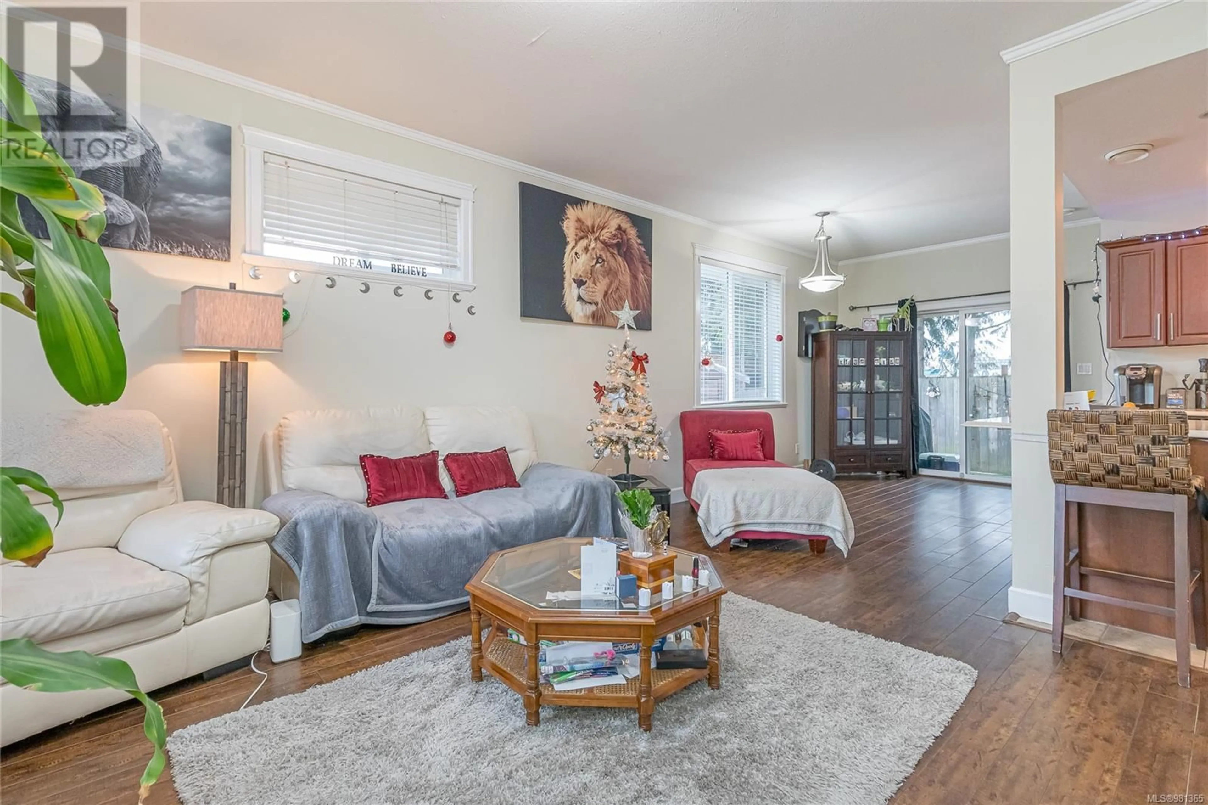 Living room with furniture, wood/laminate floor for 1 - 730 JUBILEE STREET, Duncan British Columbia V9L1X8