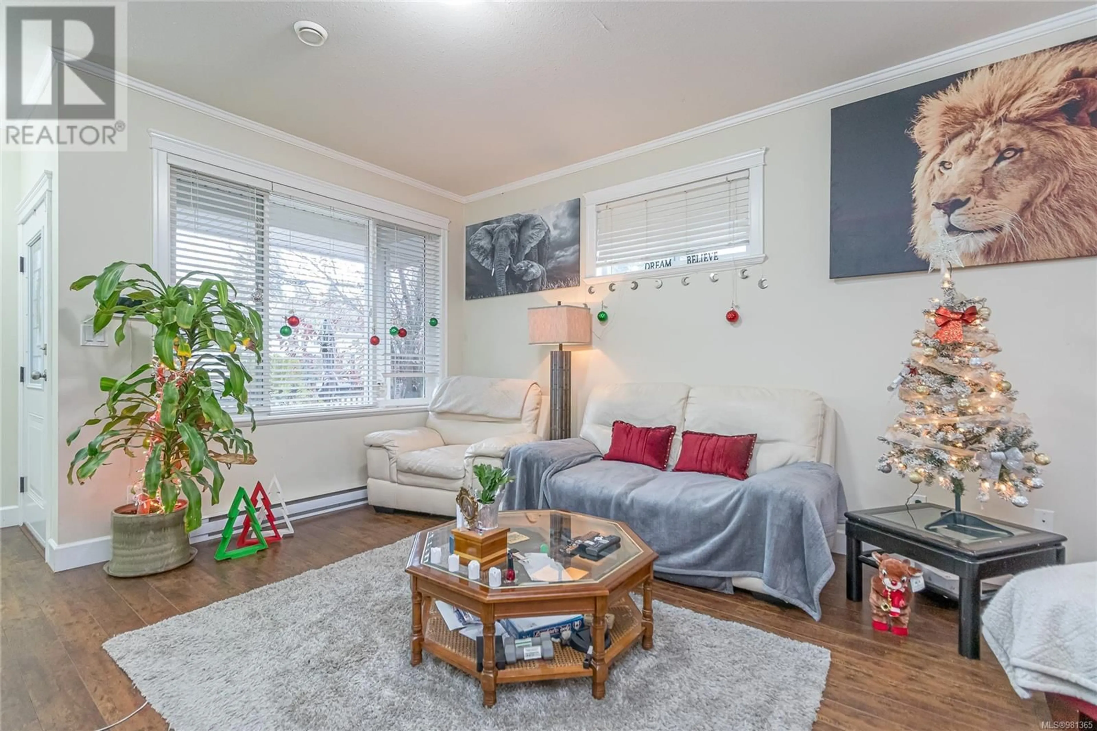 Living room with furniture, wood/laminate floor for 1 - 730 JUBILEE STREET, Duncan British Columbia V9L1X8